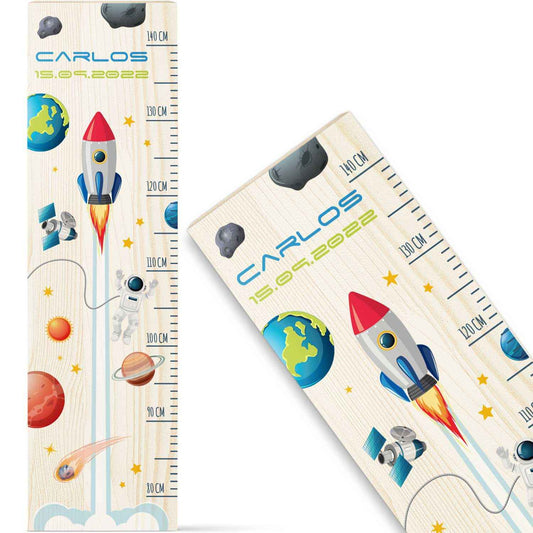 Messlatte mit Namen für Kinder im Rakete Design
