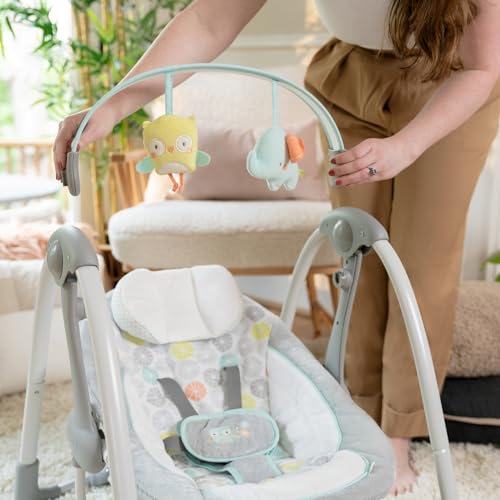 Ingenuity Hugs & Hoots zusammenklappbare & tragbare Babyschaukel, 5 Schaukelgeschwindigkeiten, 8 Melodien, 3 Naturgeräusche, Lautstärkeregulierung und Spielzeugbügel, ab der Geburt bis 9kg