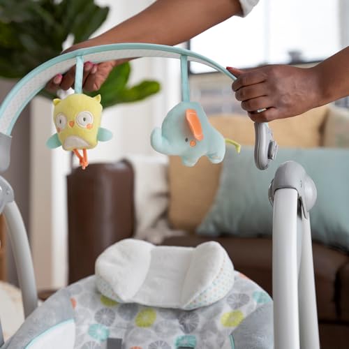 Ingenuity Hugs & Hoots zusammenklappbare & tragbare Babyschaukel, 5 Schaukelgeschwindigkeiten, 8 Melodien, 3 Naturgeräusche, Lautstärkeregulierung und Spielzeugbügel, ab der Geburt bis 9kg