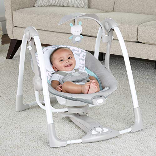 Ingenuity Hugs & Hoots zusammenklappbare & tragbare Babyschaukel, 5 Schaukelgeschwindigkeiten, 8 Melodien, 3 Naturgeräusche, Lautstärkeregulierung und Spielzeugbügel, ab der Geburt bis 9kg