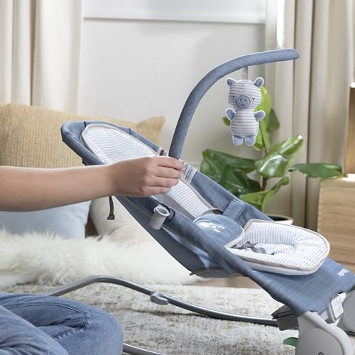 Ingenuity, Cuddle Lamb Babywippe Babyschaukel mit Schaukelfunktion und Vibrationen, Spielbogen mit 2 Plüsch Spielzeug, Musik, 4 Naturgeräuschen und Lautstärkeregler, ab Geburt bis 18 kg