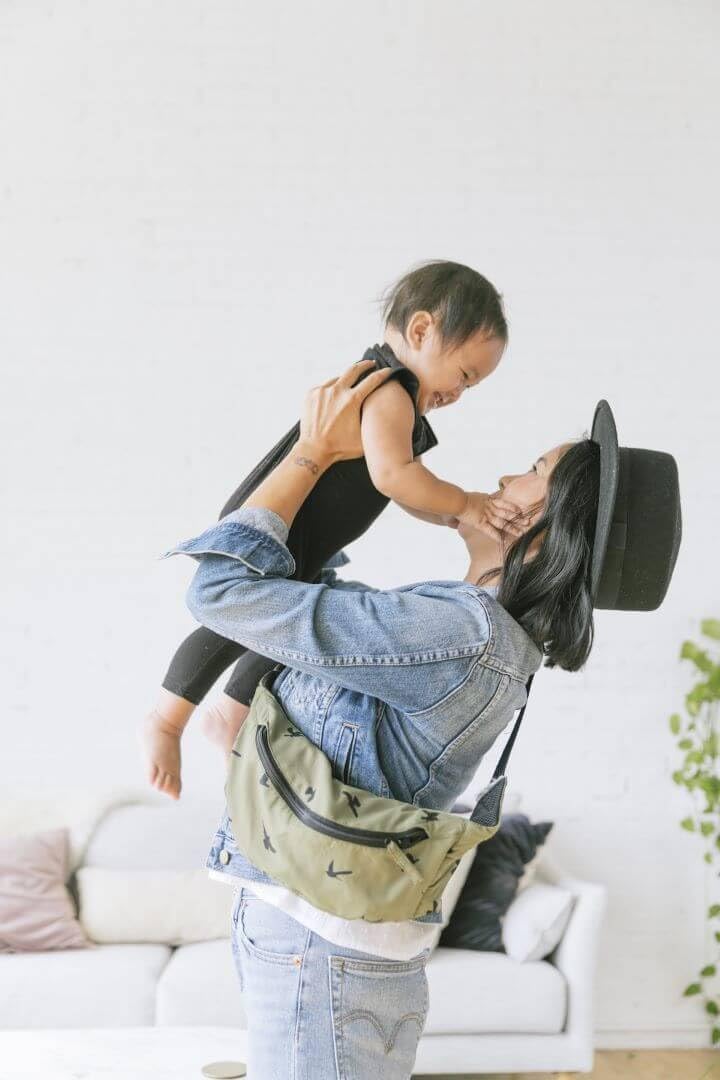 Tula Lite Babytrage und Babytrage-Tasche in Einem, Leicht Kompakt Ergonomisch, Bauchtrage Rückentrage Reise Babytrage, Discover