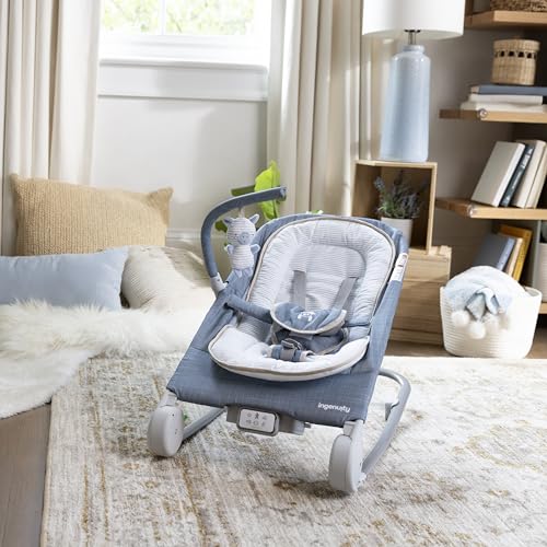 Ingenuity, Cuddle Lamb Babywippe Babyschaukel mit Schaukelfunktion und Vibrationen, Spielbogen mit 2 Plüsch Spielzeug, Musik, 4 Naturgeräuschen und Lautstärkeregler, ab Geburt bis 18 kg