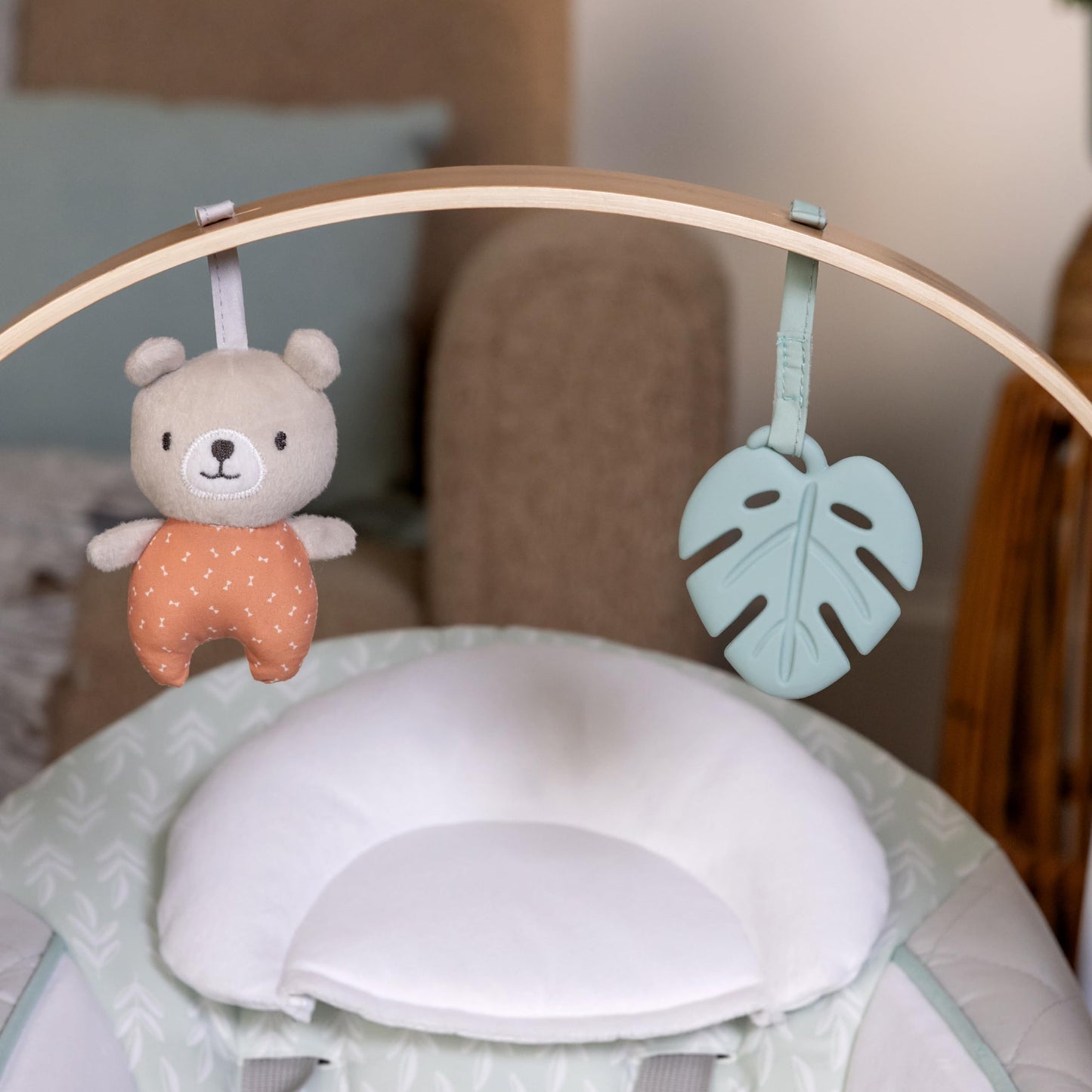 Ingenuity Hugs & Hoots zusammenklappbare & tragbare Babyschaukel, 5 Schaukelgeschwindigkeiten, 8 Melodien, 3 Naturgeräusche, Lautstärkeregulierung und Spielzeugbügel, ab der Geburt bis 9kg