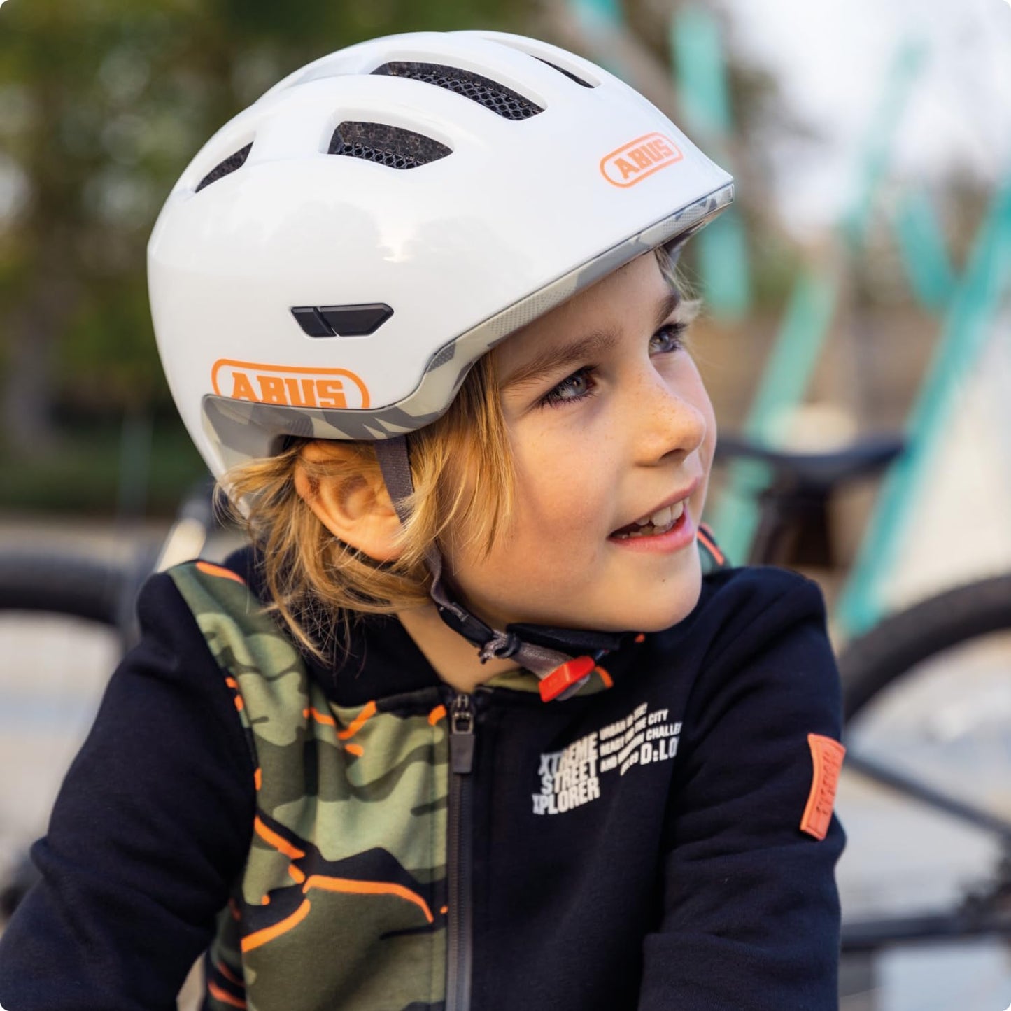 ABUS Smiley Kinderhelm 3.0 LED - Fahrradhelm für Kleinkinder mit tiefer Passform - kindgerechte Designs - Platz für Pigtail - Unisex