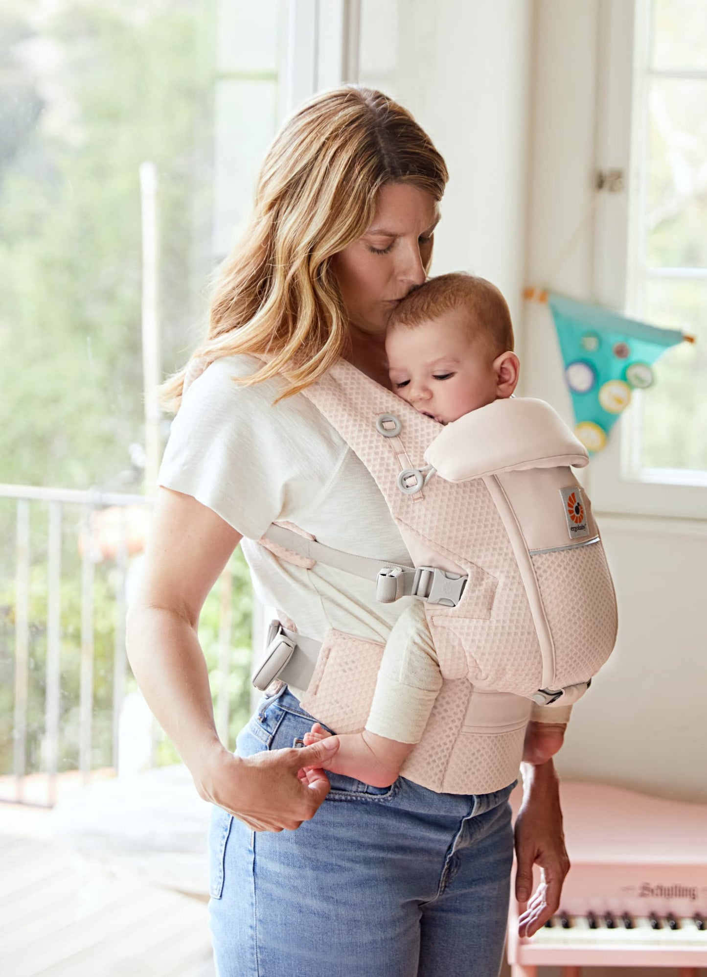 Ergobaby Adapt Babytrage für Neugeborene ab Geburt, 3-Positionen SoftFlex Mesh Ergonomische Babybauchtrage Rückentrage Baby-Tragetasche, Natural Beige, 1 Einheit