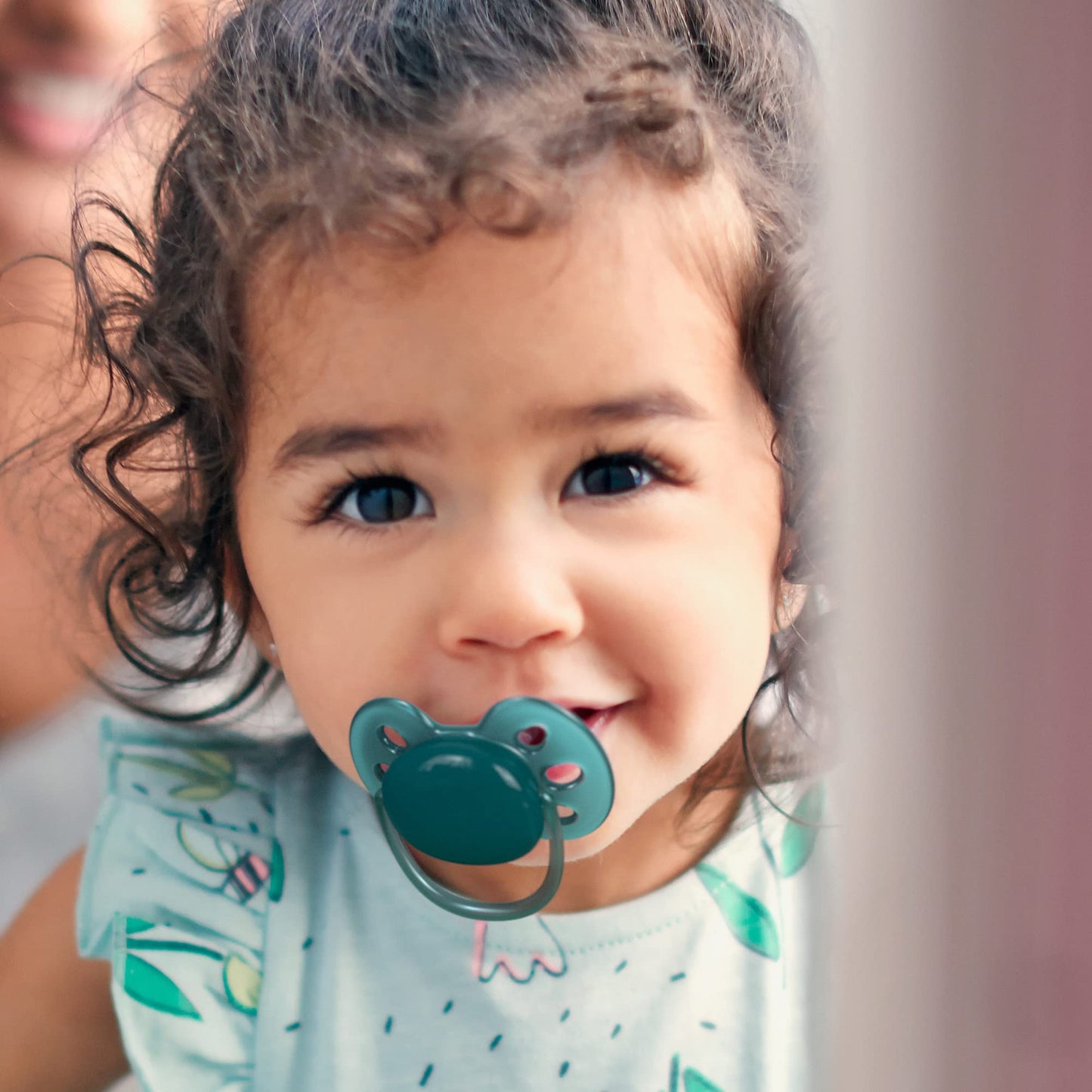 Philips Avent ultra soft Schnuller - 4er Pack, BPA-freier, extra weicher Schnuller für Babys von 0-6 Monaten, inklusive Transport- und Sterilisationsbox, (Modell SCF091/35)