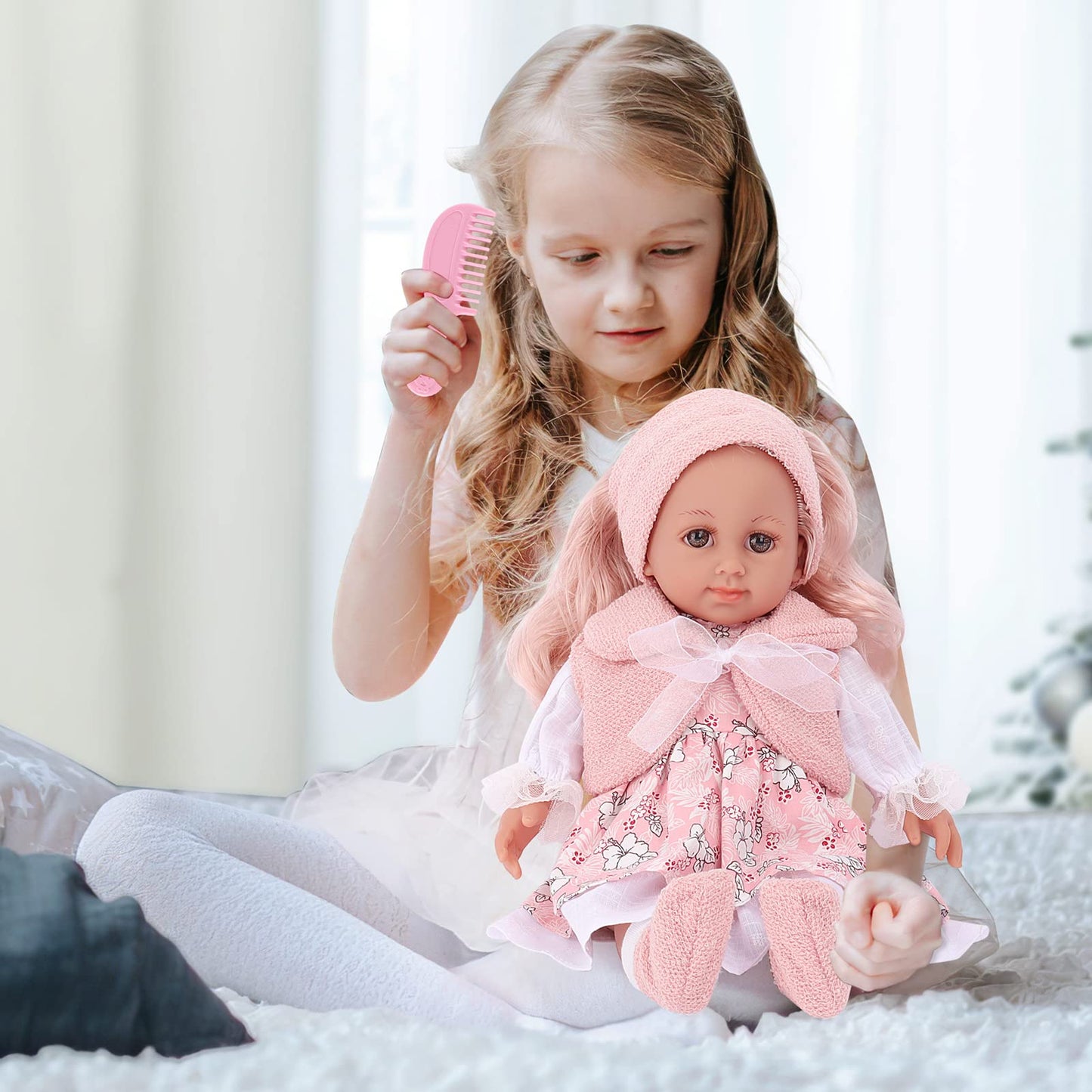 deAO Babypuppen-Spielset, Kleid Spiel Set für 36cm Puppe mit 3 Outfits und Puppenzubehör zum Kämmen und Frisieren, Puppe mit Langen Rosa Haaren Tolles Rollenspiel-Spielzeug für Kinder