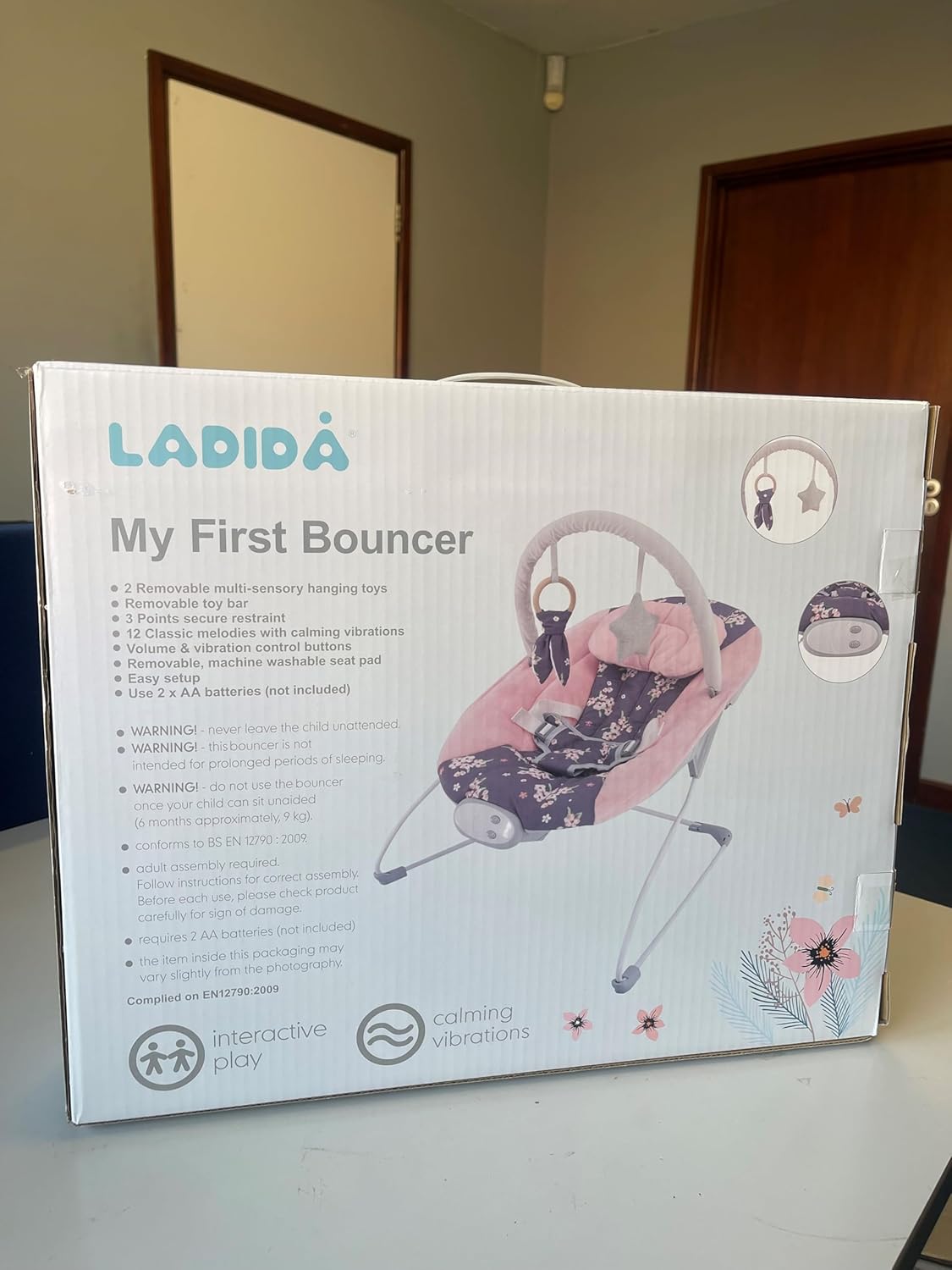 Ladida Babywippe mit beruhigenden Vibrationen, Musikmelodien, maschinenwaschbarem Sitzpolster, rutschfesten Füßen und abnehmbarem Spielzeugbügel mit 2 schönen Spielzeugen 148
