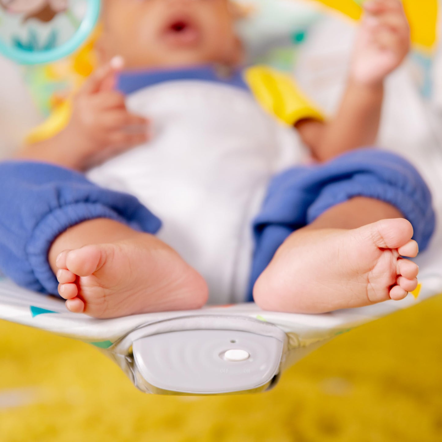 Bright Starts, Babywippe Babyschaukel Safari Fun mit Beruhigenden Vibrationen, Spielbogen mit 2 Spielzeugen, 3-Punkte-Gurt Sitz, Maschinenwaschbares Sitzpolster, ab der Geburt bis 9kg