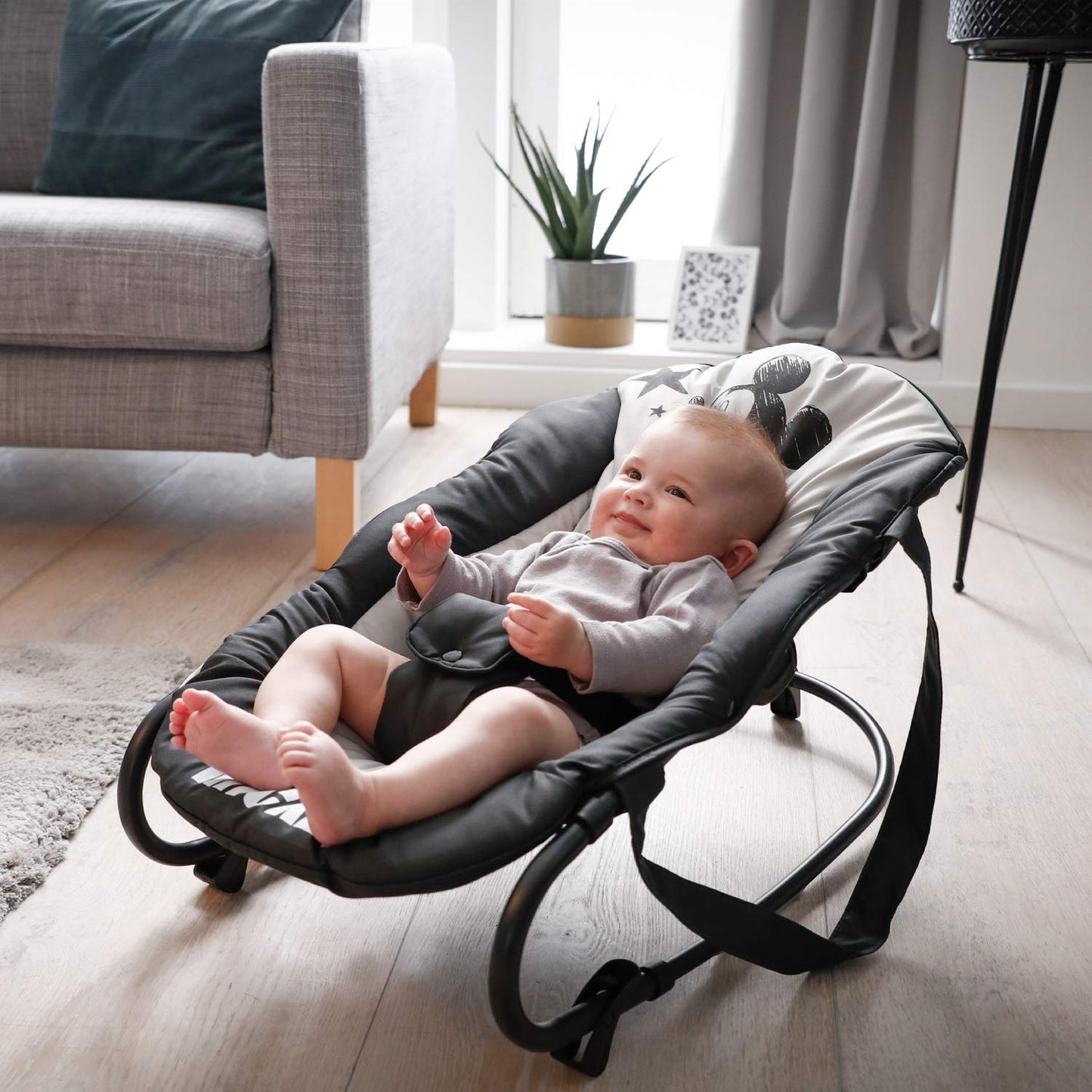 hauck Babywippe Rocky für Babys ab Geburt bis 9 kg, Einhändig Verstellbare Rückenlehne, Schaukelfunktion und Wippfunktion, Leicht Tragbar mit Tragegriff, 3-Punkt-Gurt (Disney Mickey Stars)