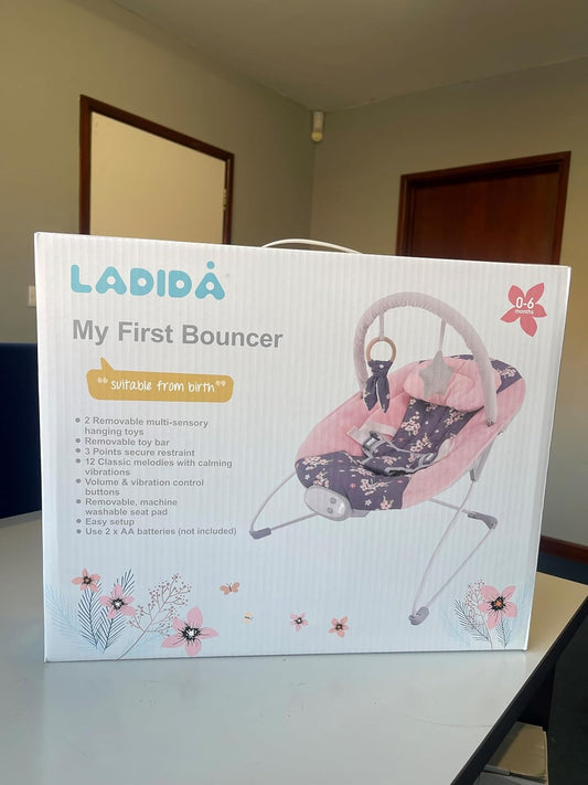 Ladida Babywippe mit beruhigenden Vibrationen, Musikmelodien, maschinenwaschbarem Sitzpolster, rutschfesten Füßen und abnehmbarem Spielzeugbügel mit 2 schönen Spielzeugen 148