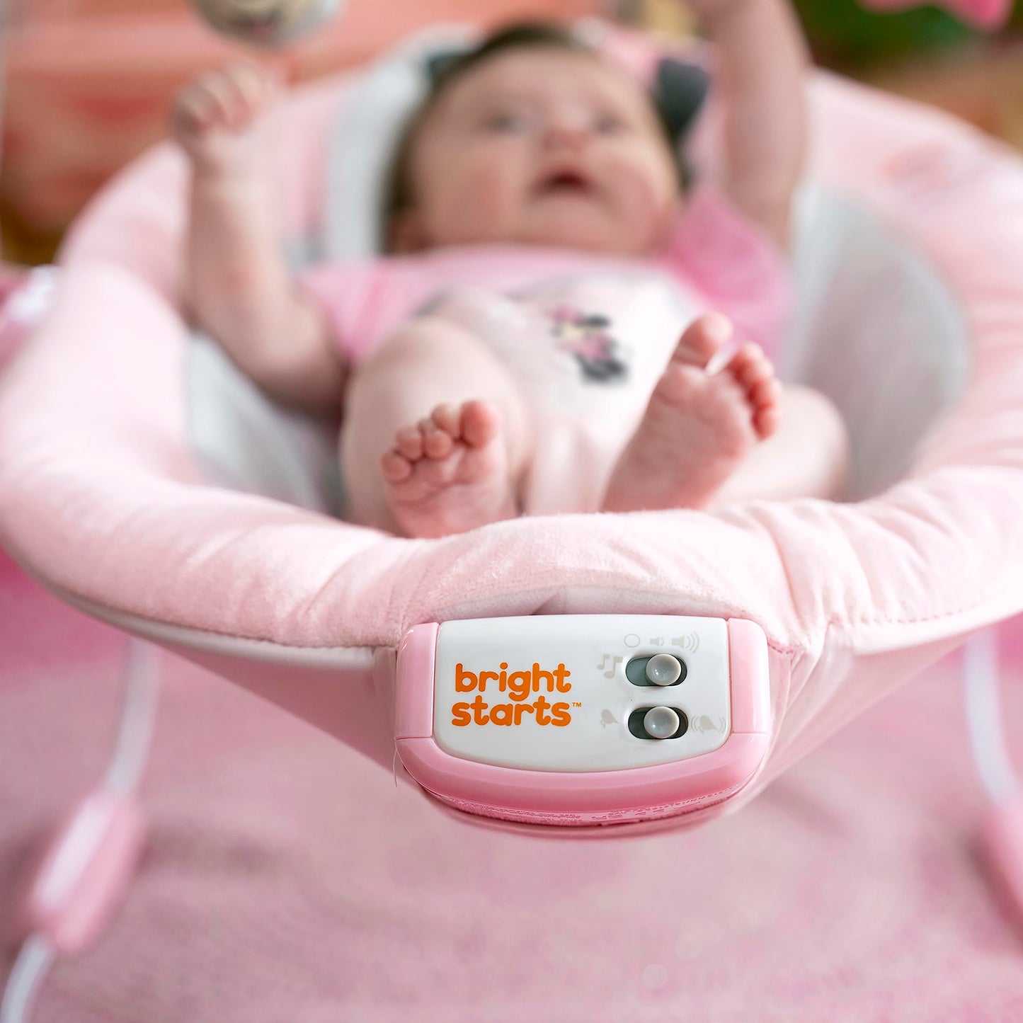 Bright Starts, Minnie Maus Rosy Skies vibrierende Babywippe Babyschaukel mit Musik, Lautstärkeregler, 3 Spielzeugen, Sicherheitsgurt, rutschfesten Füßen und mehr, Minnie Mouse, 1 Stück (1er Pack)