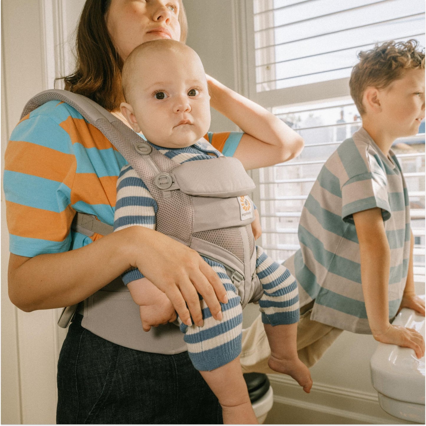 Ergobaby Babytrage, Omni 360 Cool Air Mesh mit 4 Positionen für Neugeborene bis Kleinkinder (0-4 Jahre), ergonomische Kindertrage und Rucksack, Mitternachtsblau