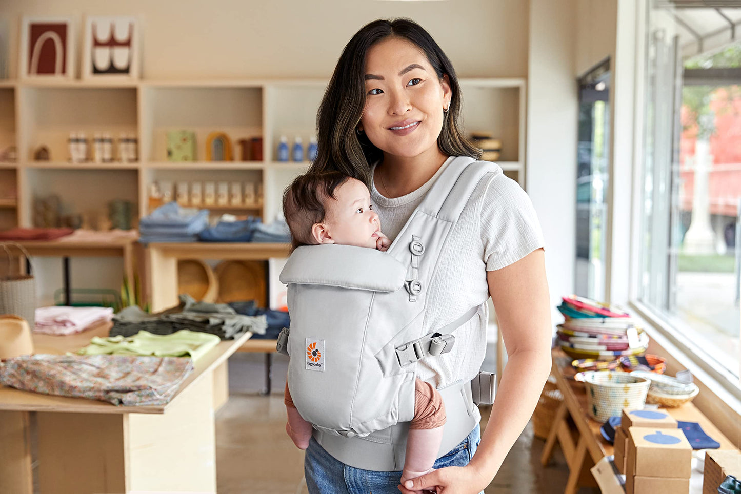 Ergobaby Adapt Babytrage für Neugeborene ab Geburt, 3-Positionen SoftFlex Mesh Ergonomische Babybauchtrage Rückentrage Baby-Tragetasche, Natural Beige, 1 Einheit