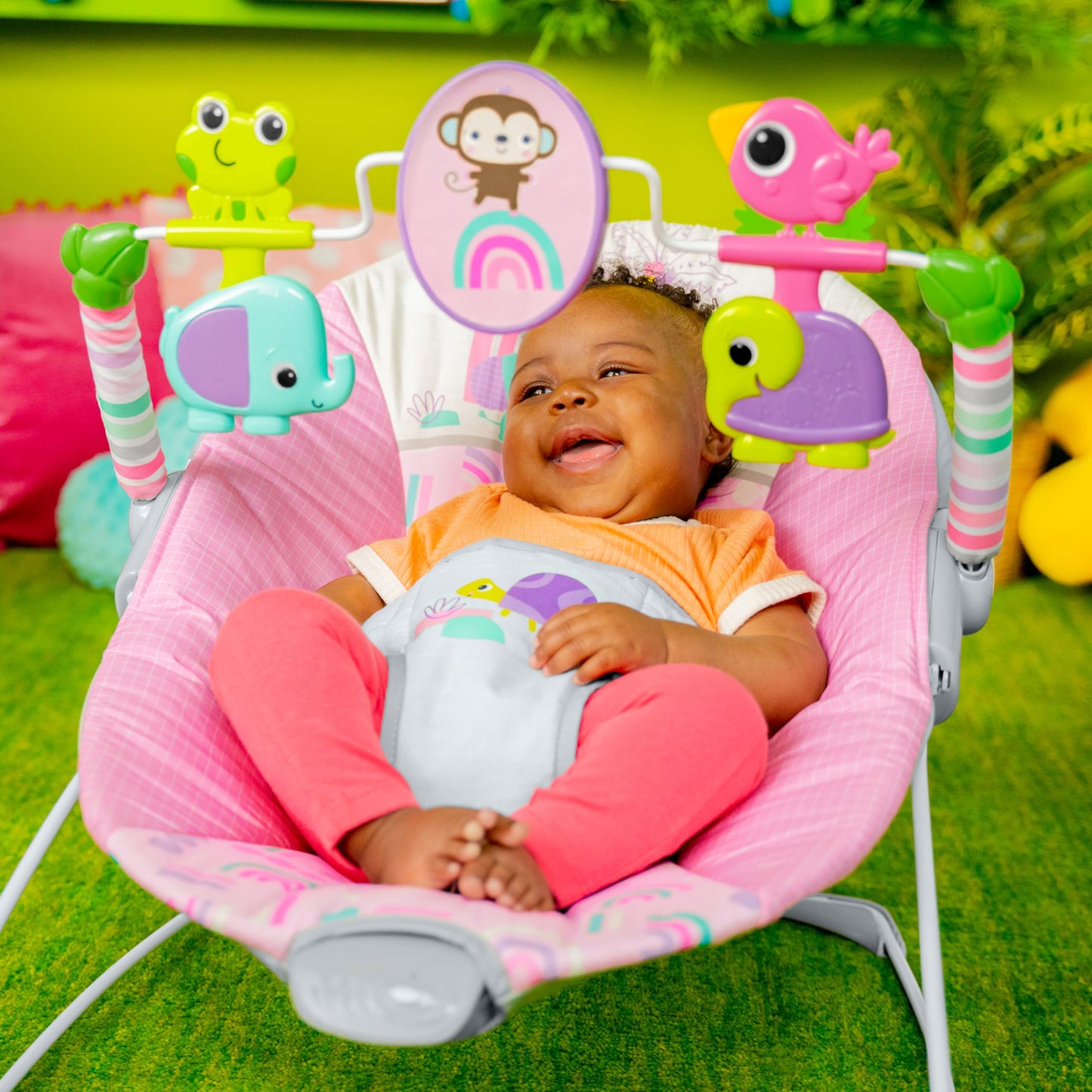 Bright Starts, Babywippe Babyschaukel Safari Fun mit Beruhigenden Vibrationen, Spielbogen mit 2 Spielzeugen, 3-Punkte-Gurt Sitz, Maschinenwaschbares Sitzpolster, ab der Geburt bis 9kg