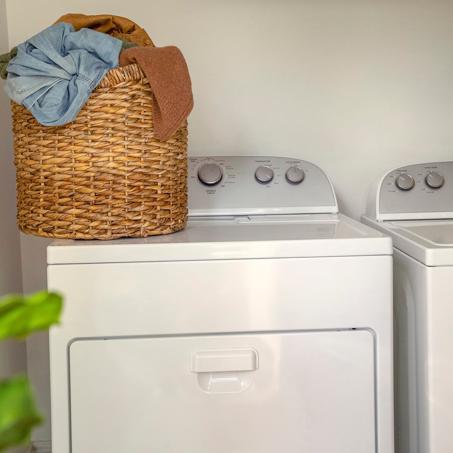 Ingenuity Hugs & Hoots zusammenklappbare & tragbare Babyschaukel, 5 Schaukelgeschwindigkeiten, 8 Melodien, 3 Naturgeräusche, Lautstärkeregulierung und Spielzeugbügel, ab der Geburt bis 9kg