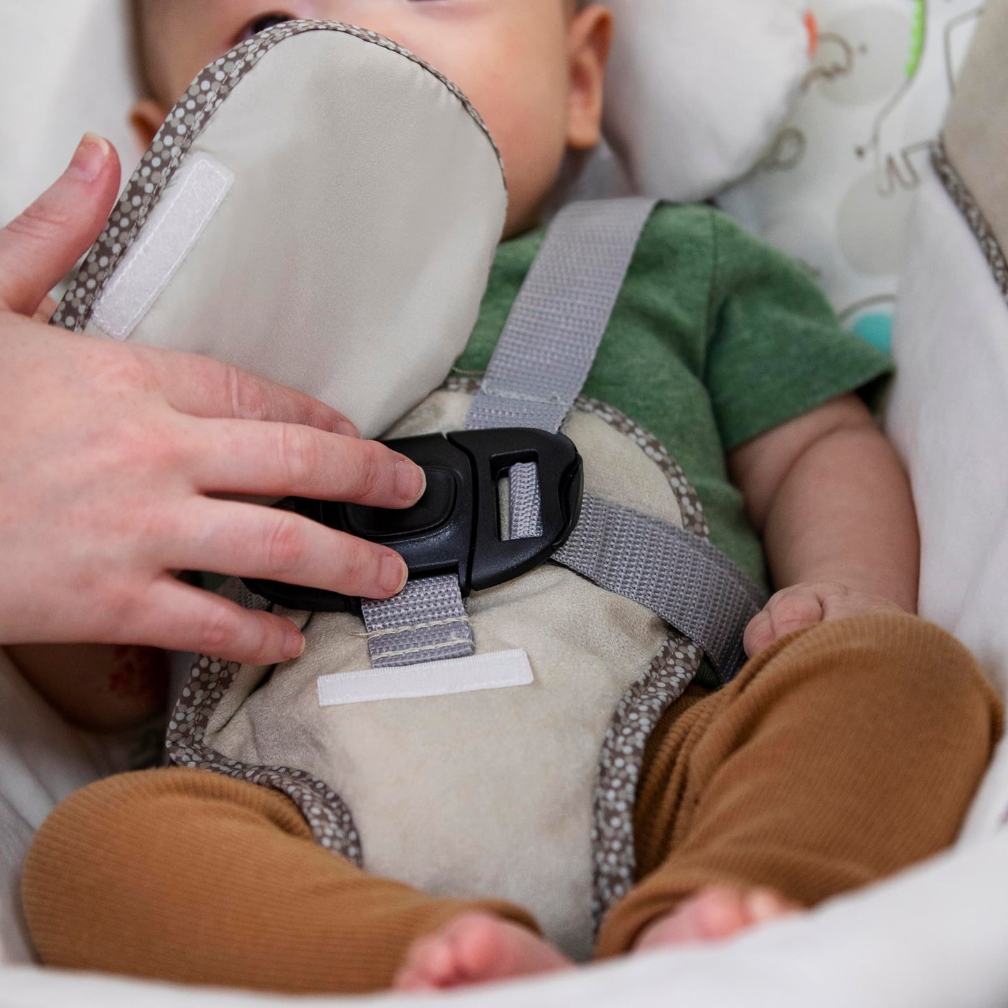 Ingenuity, tragbare Babyschaukel, Cuddle lamp - mit Melodien, Zeit- und Schaukeleinstellung