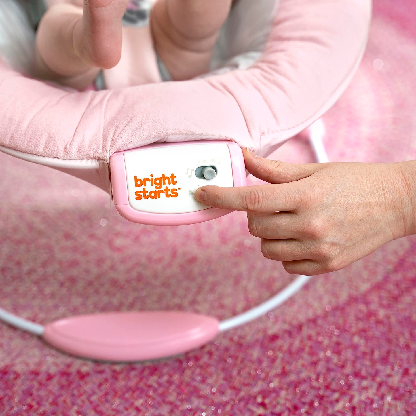 Bright Starts, Minnie Maus Rosy Skies vibrierende Babywippe Babyschaukel mit Musik, Lautstärkeregler, 3 Spielzeugen, Sicherheitsgurt, rutschfesten Füßen und mehr, Minnie Mouse, 1 Stück (1er Pack)