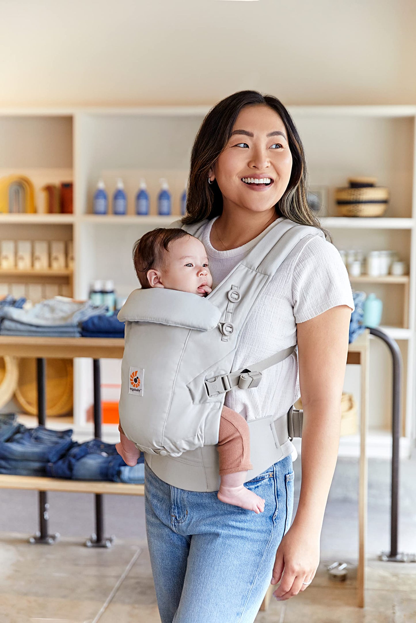 Ergobaby Adapt Babytrage für Neugeborene ab Geburt, 3-Positionen SoftFlex Mesh Ergonomische Babybauchtrage Rückentrage Baby-Tragetasche, Natural Beige, 1 Einheit