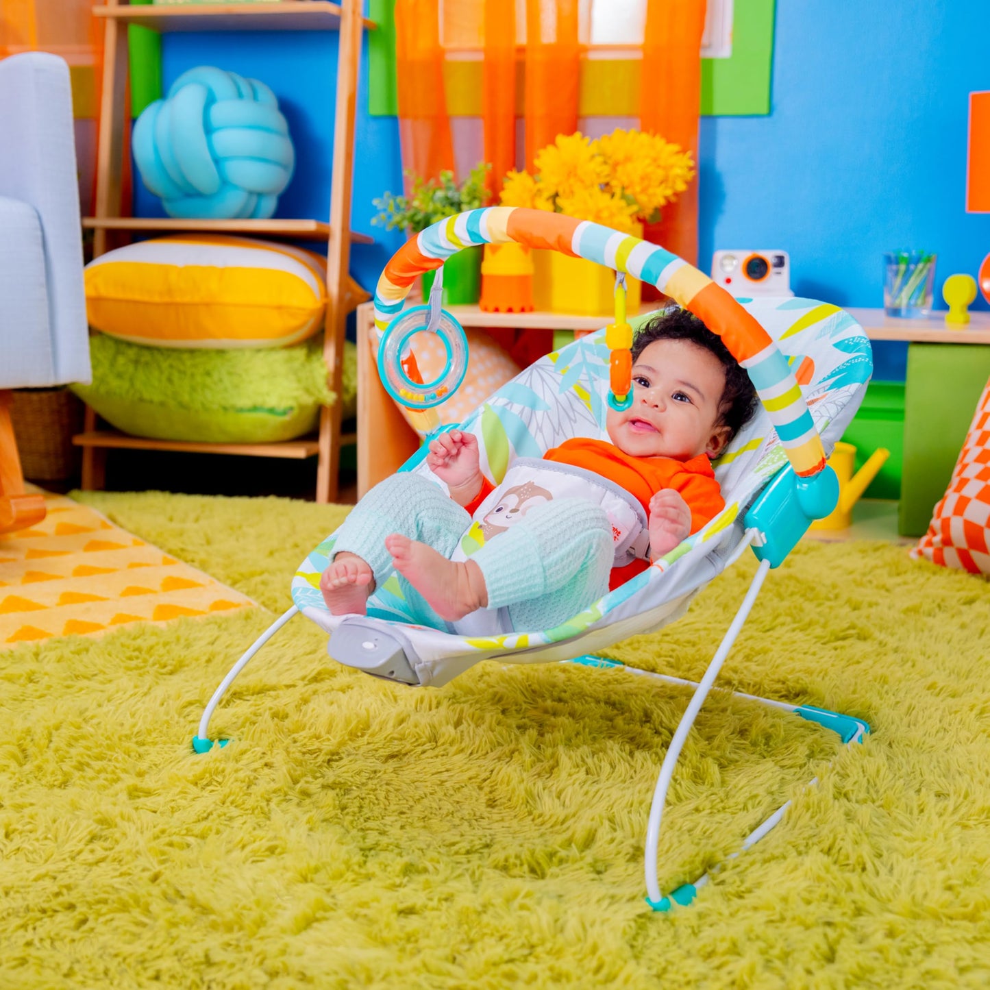 Bright Starts, Babywippe Babyschaukel Safari Fun mit Beruhigenden Vibrationen, Spielbogen mit 2 Spielzeugen, 3-Punkte-Gurt Sitz, Maschinenwaschbares Sitzpolster, ab der Geburt bis 9kg