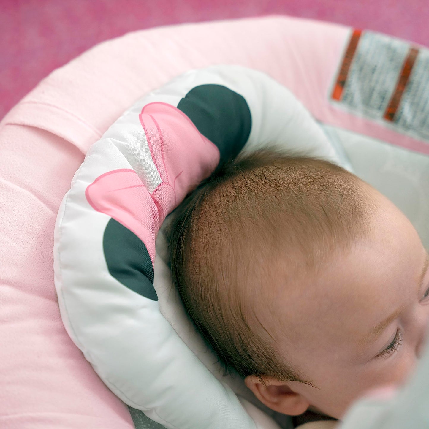 Bright Starts, Minnie Maus Rosy Skies vibrierende Babywippe Babyschaukel mit Musik, Lautstärkeregler, 3 Spielzeugen, Sicherheitsgurt, rutschfesten Füßen und mehr, Minnie Mouse, 1 Stück (1er Pack)