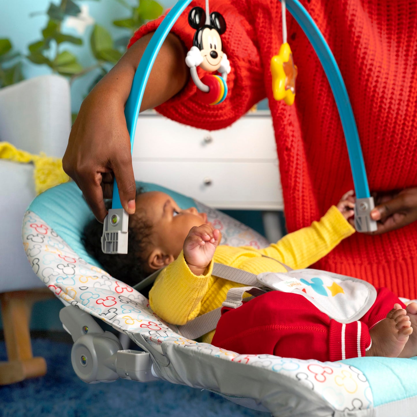Bright Starts, Disney Baby Minnie Mouse Forever Besties, Wippe für Babies und Kleinkinder, mit beruhigenden Vibrationen, abnehmbarem Spielzeugbogen und 2 Spielzeugen, rose, 12209