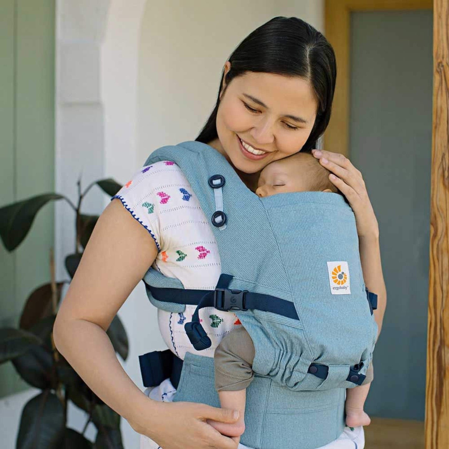Ergobaby Adapt Babytrage für Neugeborene ab Geburt, 3-Positionen SoftFlex Mesh Ergonomische Babybauchtrage Rückentrage Baby-Tragetasche, Natural Beige, 1 Einheit