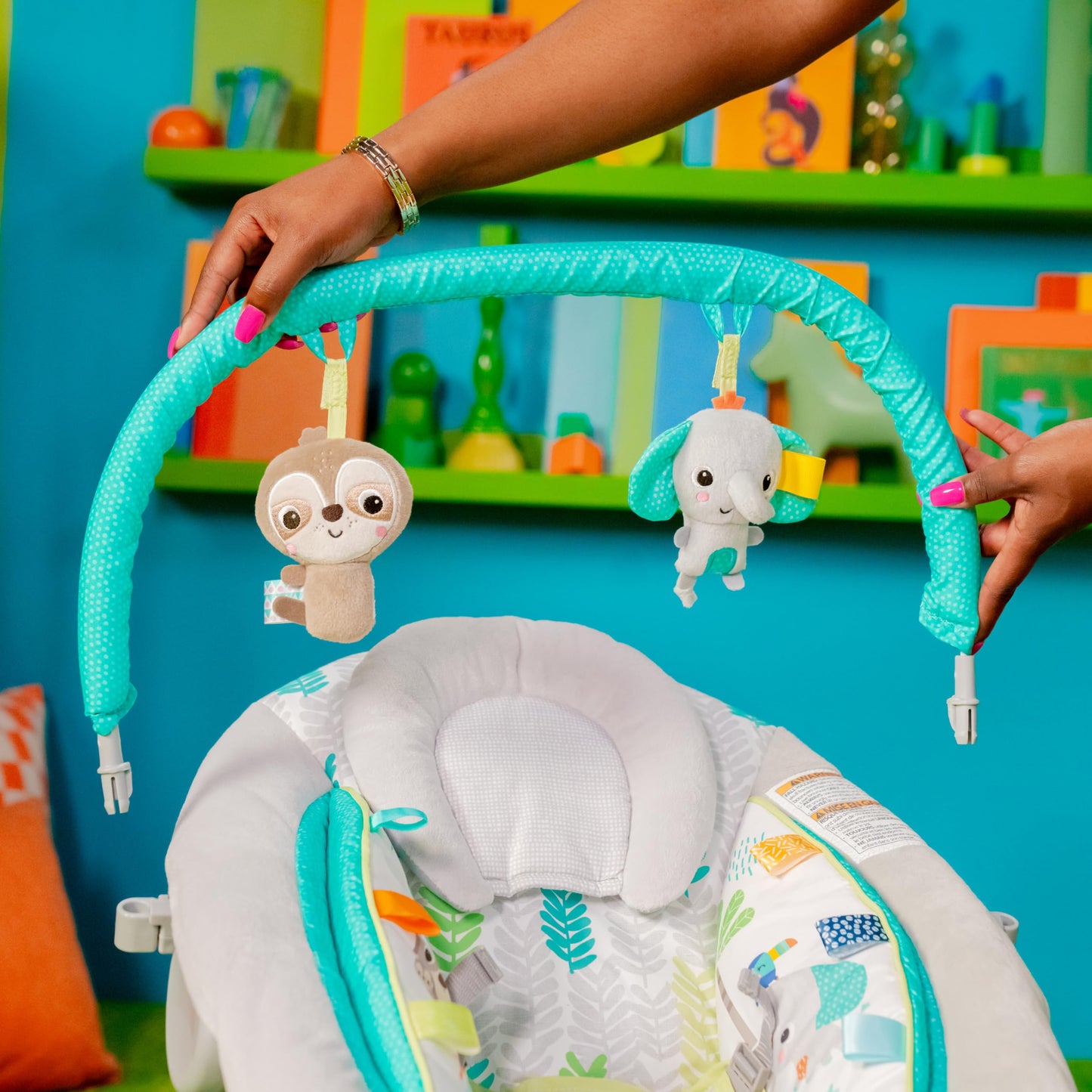 Bright Starts, Babywippe Babyschaukel mit beruhigenden Vibrationen, Babysitz, Musik, abnehmbarer Spielbügel, 0-6 Monate, bis zu 20 lbs (Whimsical Wild)