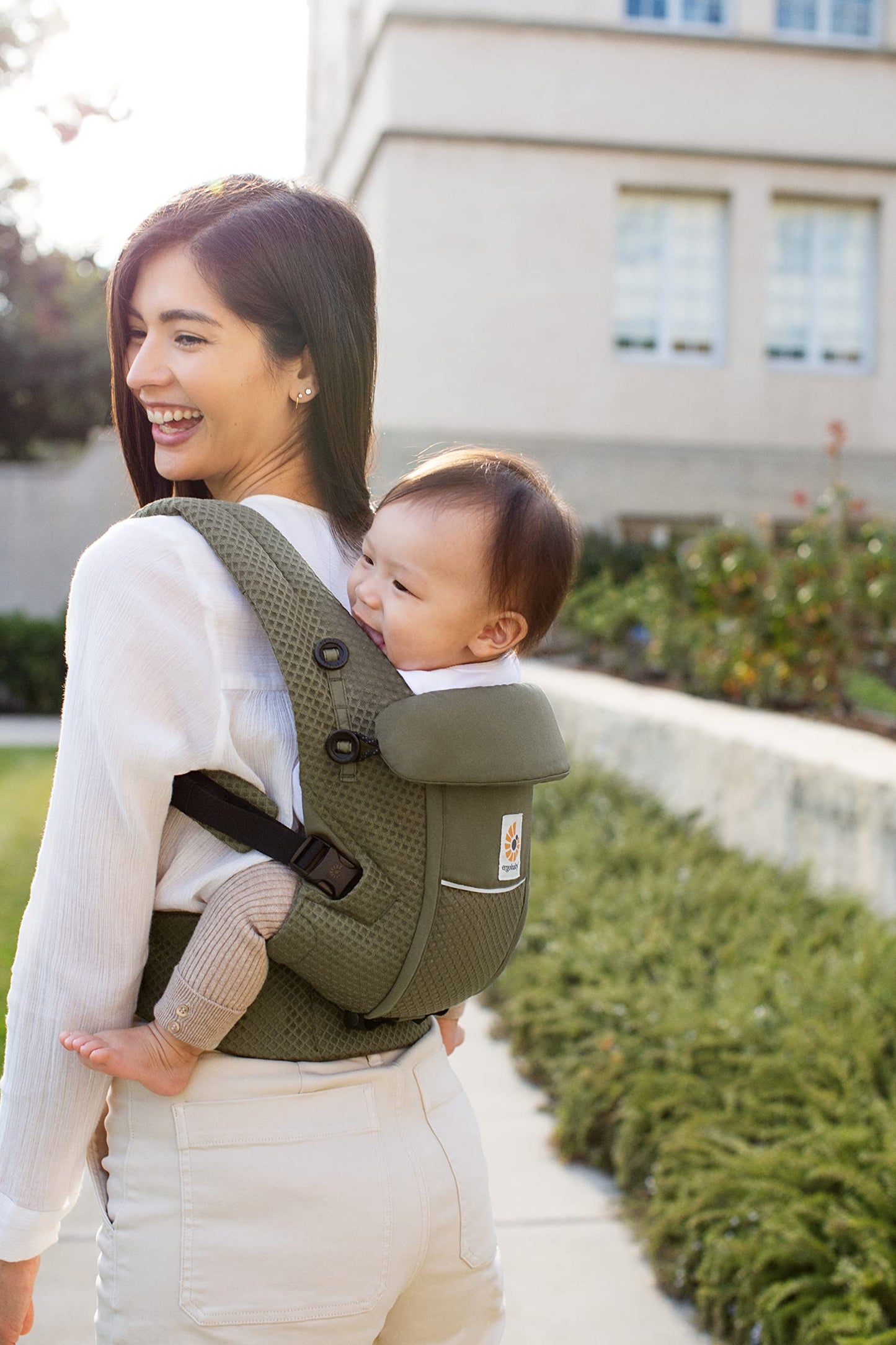 Ergobaby Adapt Babytrage für Neugeborene ab Geburt, 3-Positionen SoftFlex Mesh Ergonomische Babybauchtrage Rückentrage Baby-Tragetasche, Natural Beige, 1 Einheit