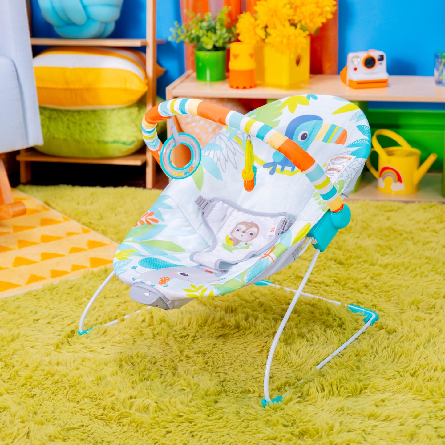 Bright Starts, Babywippe Babyschaukel Safari Fun mit Beruhigenden Vibrationen, Spielbogen mit 2 Spielzeugen, 3-Punkte-Gurt Sitz, Maschinenwaschbares Sitzpolster, ab der Geburt bis 9kg