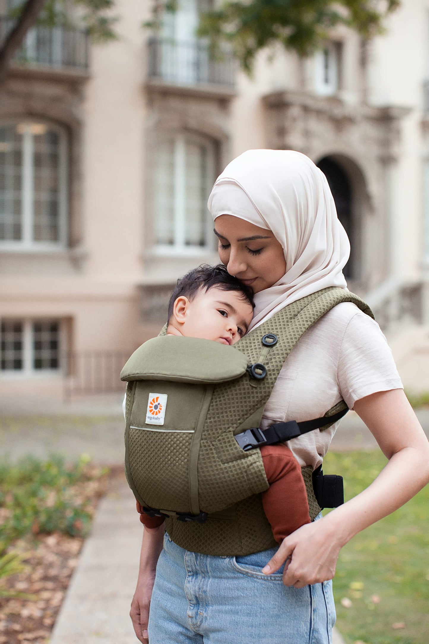 Ergobaby Adapt Babytrage für Neugeborene ab Geburt, 3-Positionen SoftFlex Mesh Ergonomische Babybauchtrage Rückentrage Baby-Tragetasche, Natural Beige, 1 Einheit