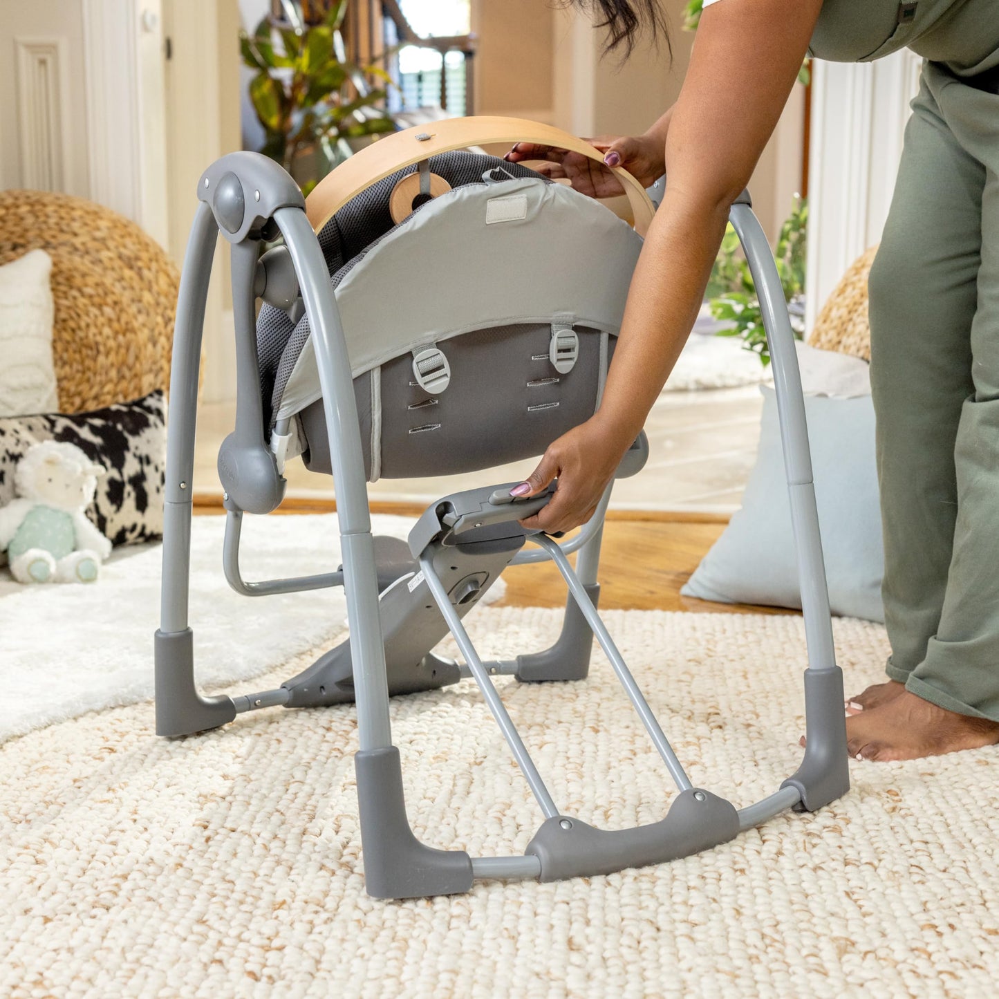 Ingenuity Hugs & Hoots zusammenklappbare & tragbare Babyschaukel, 5 Schaukelgeschwindigkeiten, 8 Melodien, 3 Naturgeräusche, Lautstärkeregulierung und Spielzeugbügel, ab der Geburt bis 9kg