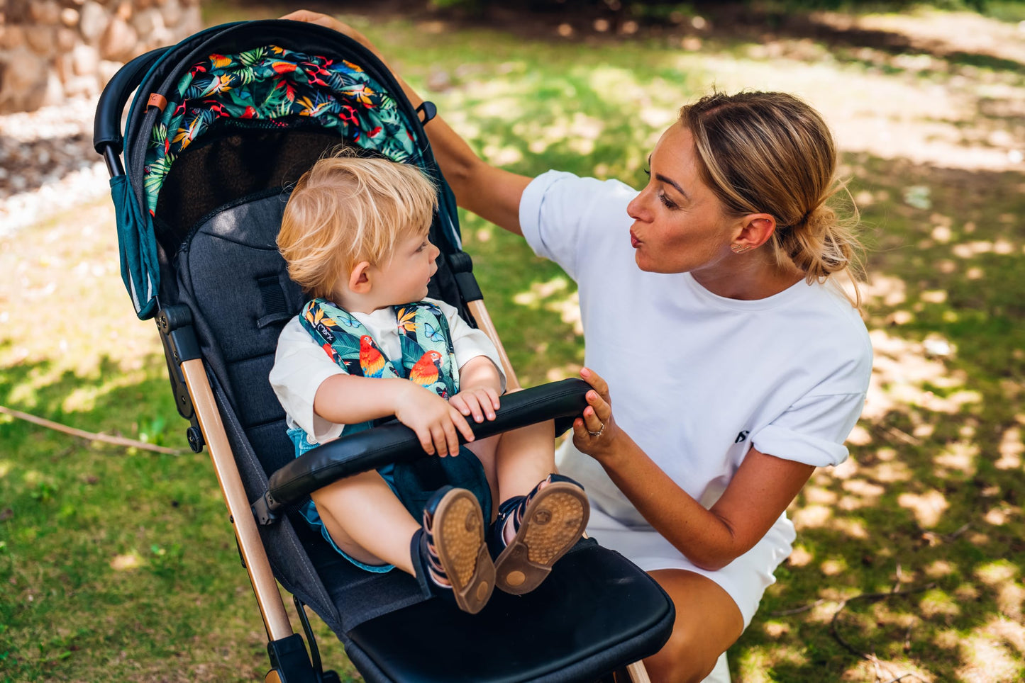 MoMi ESTELLE stroller for children from 6 months (up to 15 kg), foldable stroller with 5-point safety harness, shopping basket with fold-out function, telescopic handle