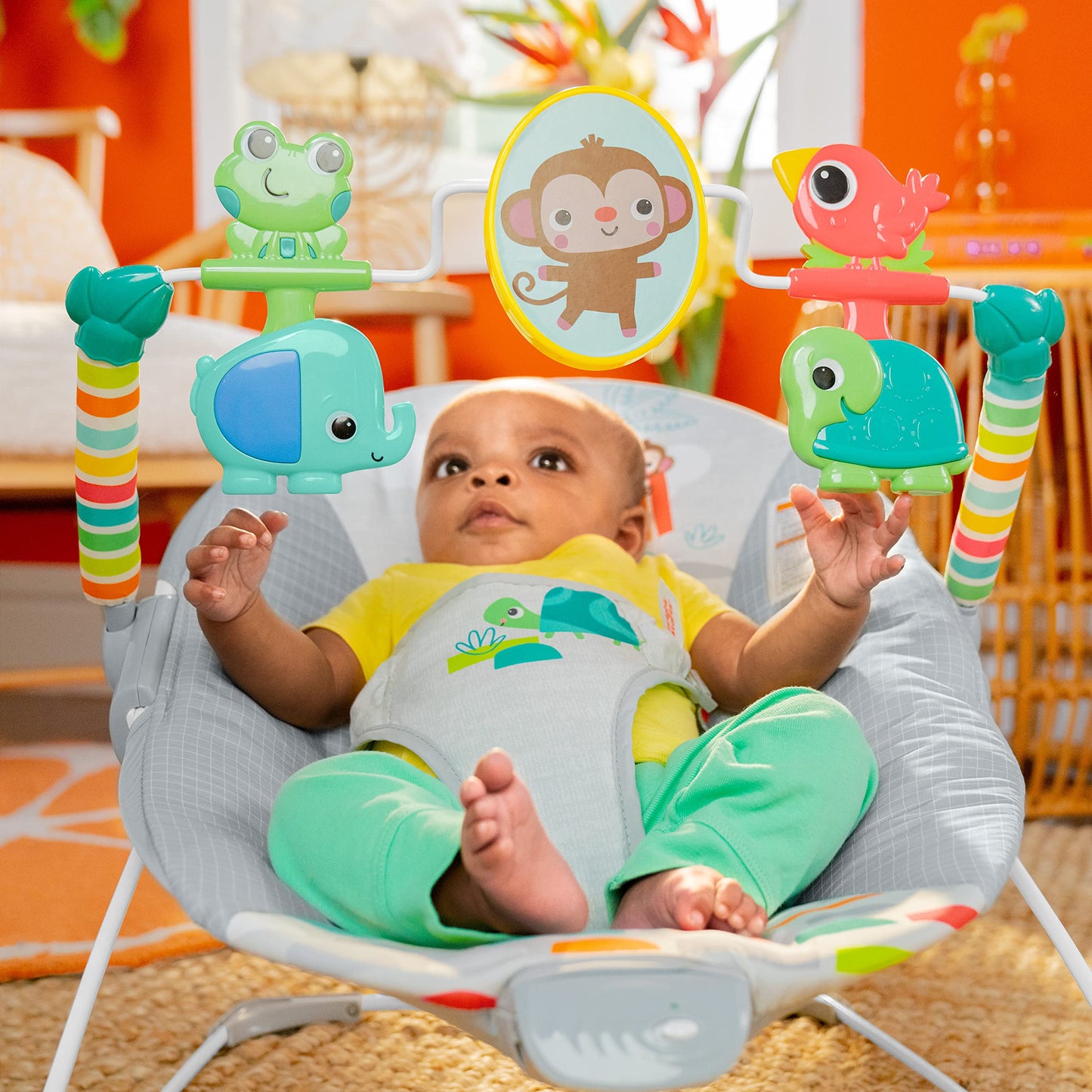 Bright Starts, Babywippe Babyschaukel Safari Fun mit Beruhigenden Vibrationen, Spielbogen mit 2 Spielzeugen, 3-Punkte-Gurt Sitz, Maschinenwaschbares Sitzpolster, ab der Geburt bis 9kg