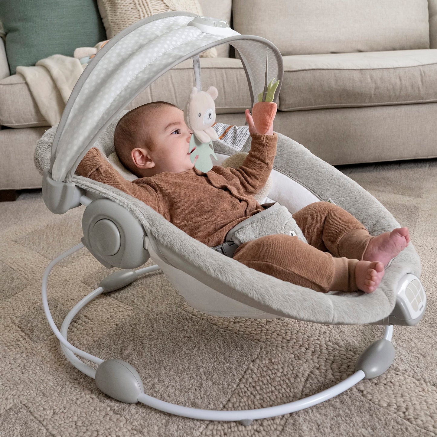 Ingenuity, InLighten Babywippe Babyschaukel mit Lichtern, Nate Bunny, Spielzeugleiste, Vibrationen, Geräuschen, Tummy Time Kissenmatte, bis zu 20 lbs, Neugeborenes+