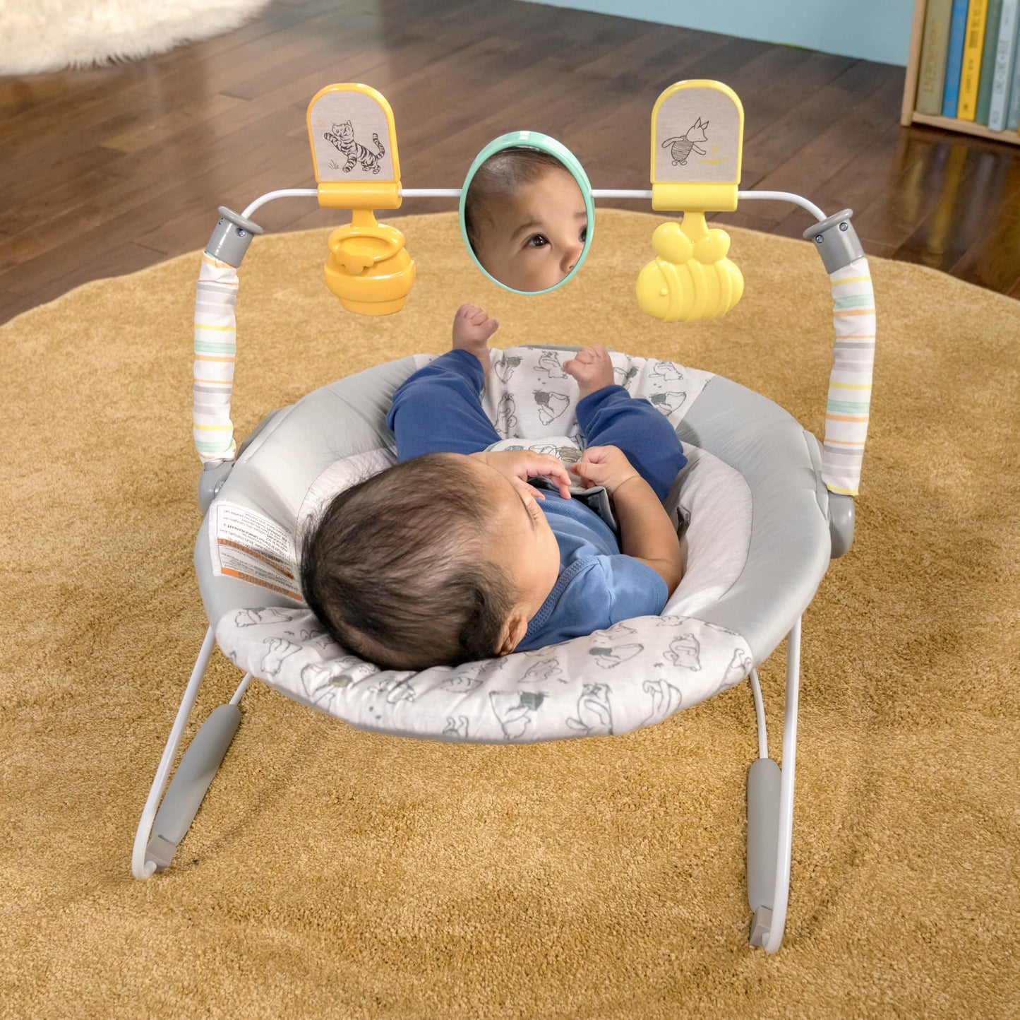 Bright Starts, Disney Baby, Winnie the Pooh Babywippe Babyschaukel mit Vibrationen, Automatischer Ausschaltfunktion, Melodien, Lautstärkeregler, Abnehmbarer Kopfstütze und Spielbogen