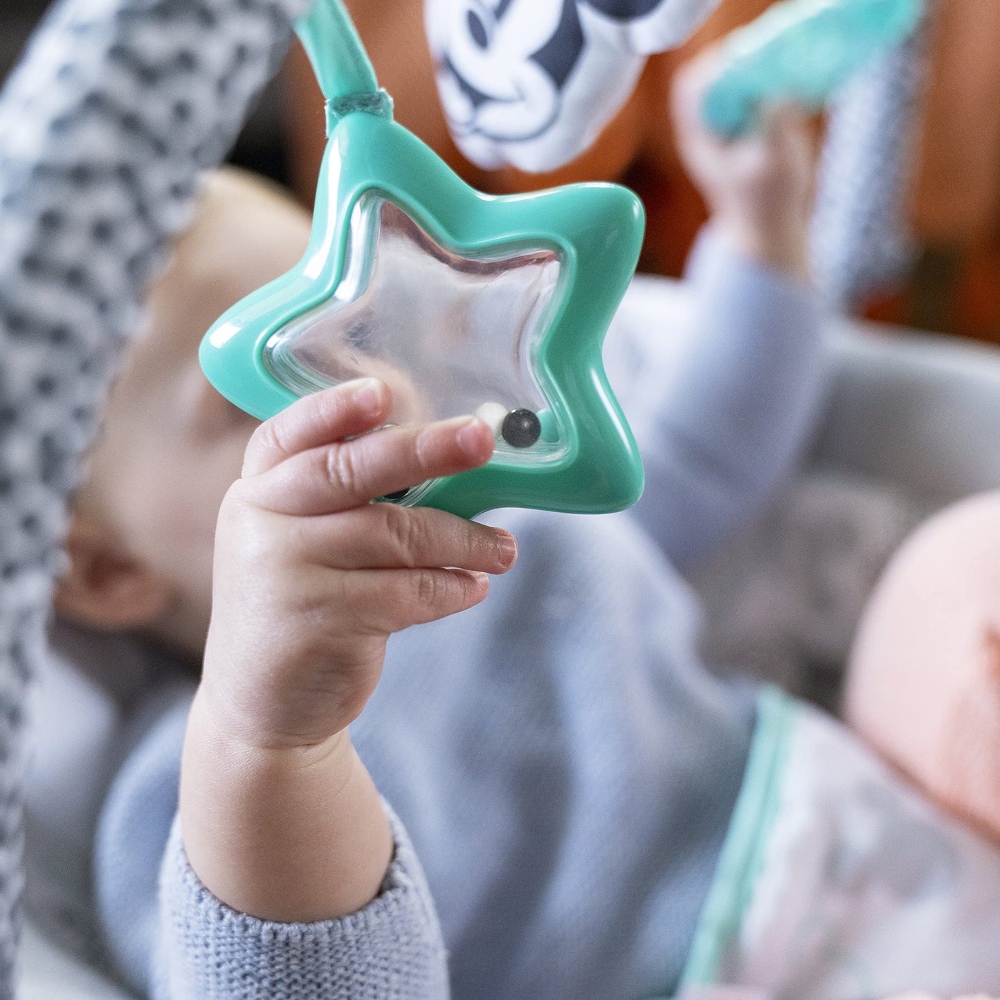 Bright Starts, Disney Baby, Winnie the Pooh Babywippe Babyschaukel mit Vibrationen, Automatischer Ausschaltfunktion, Melodien, Lautstärkeregler, Abnehmbarer Kopfstütze und Spielbogen