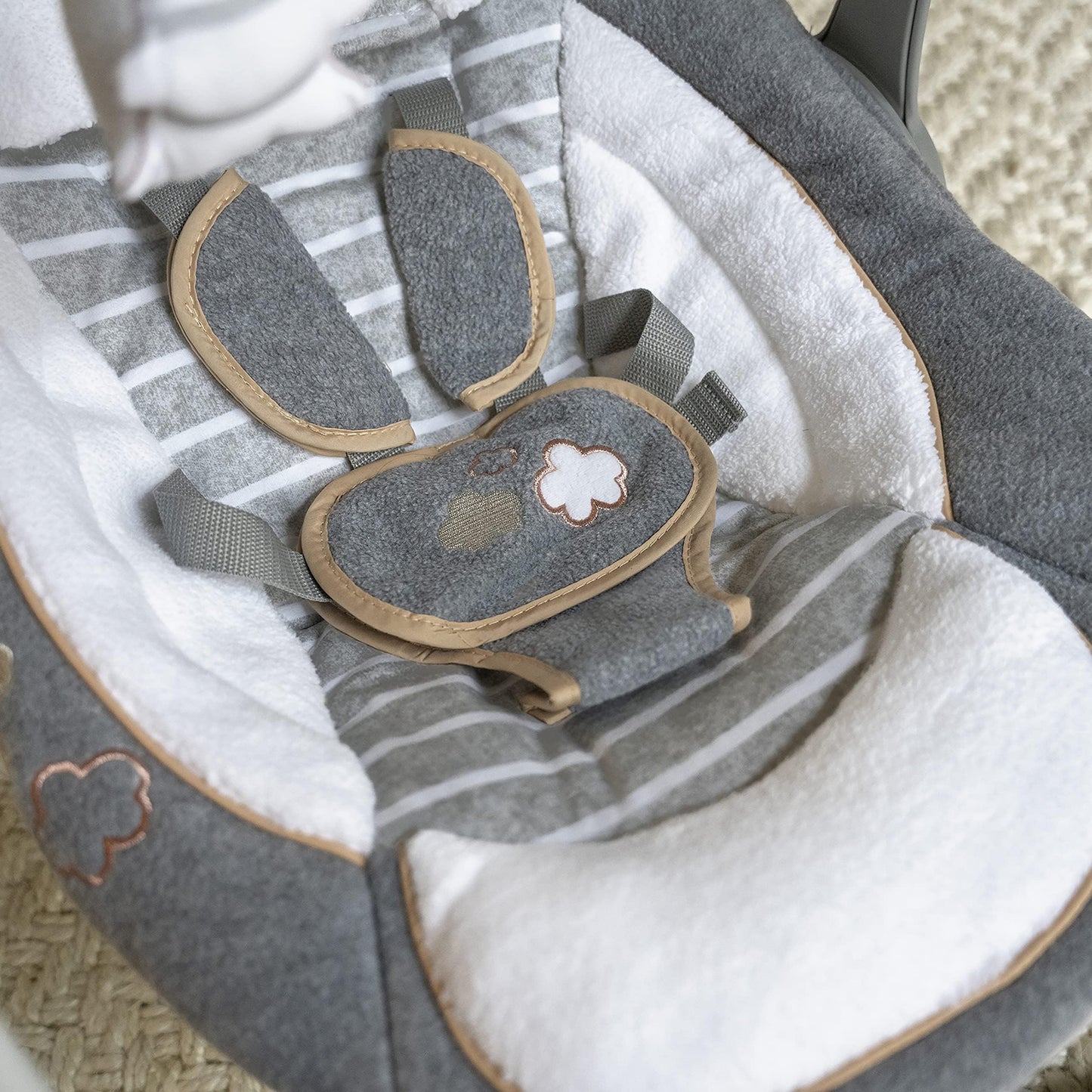Ingenuity Hugs & Hoots zusammenklappbare & tragbare Babyschaukel, 5 Schaukelgeschwindigkeiten, 8 Melodien, 3 Naturgeräusche, Lautstärkeregulierung und Spielzeugbügel, ab der Geburt bis 9kg