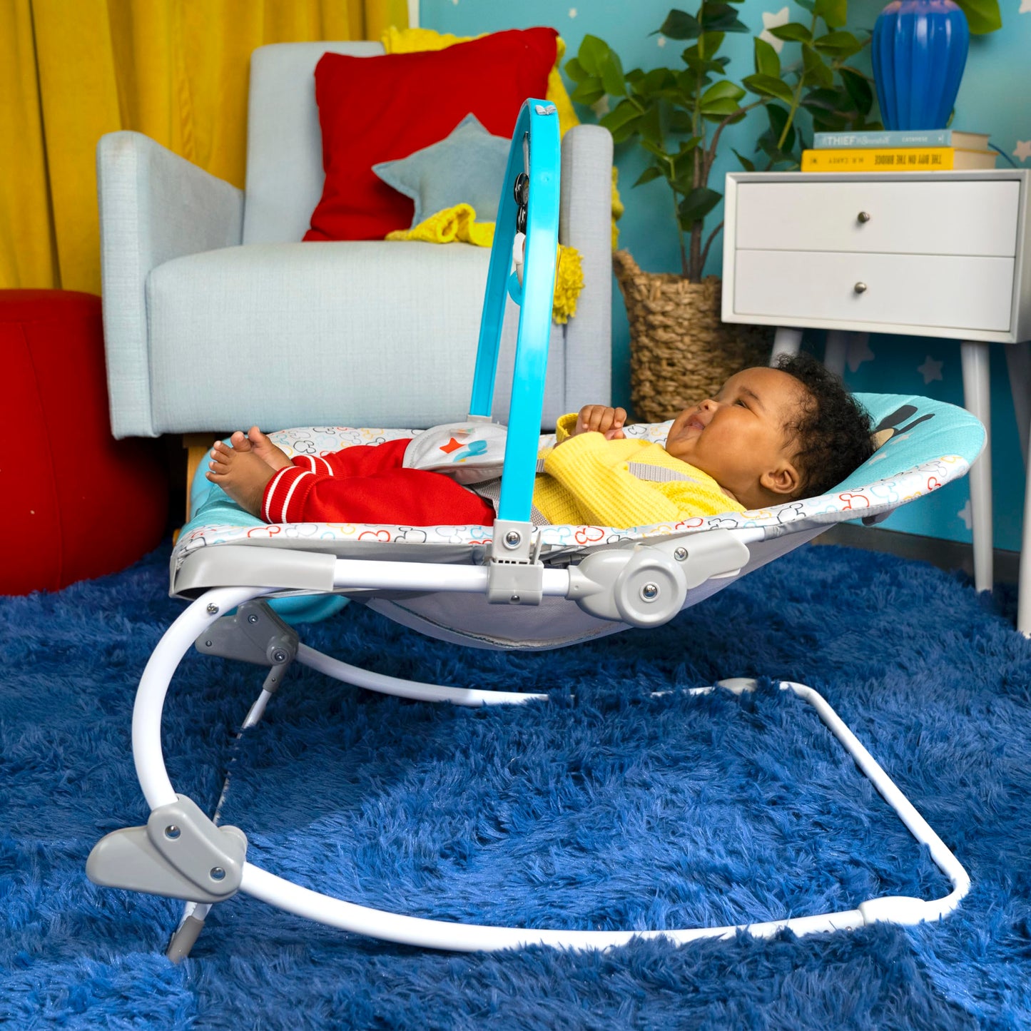 Bright Starts, Disney Baby Minnie Mouse Forever Besties, Wippe für Babies und Kleinkinder, mit beruhigenden Vibrationen, abnehmbarem Spielzeugbogen und 2 Spielzeugen, rose, 12209