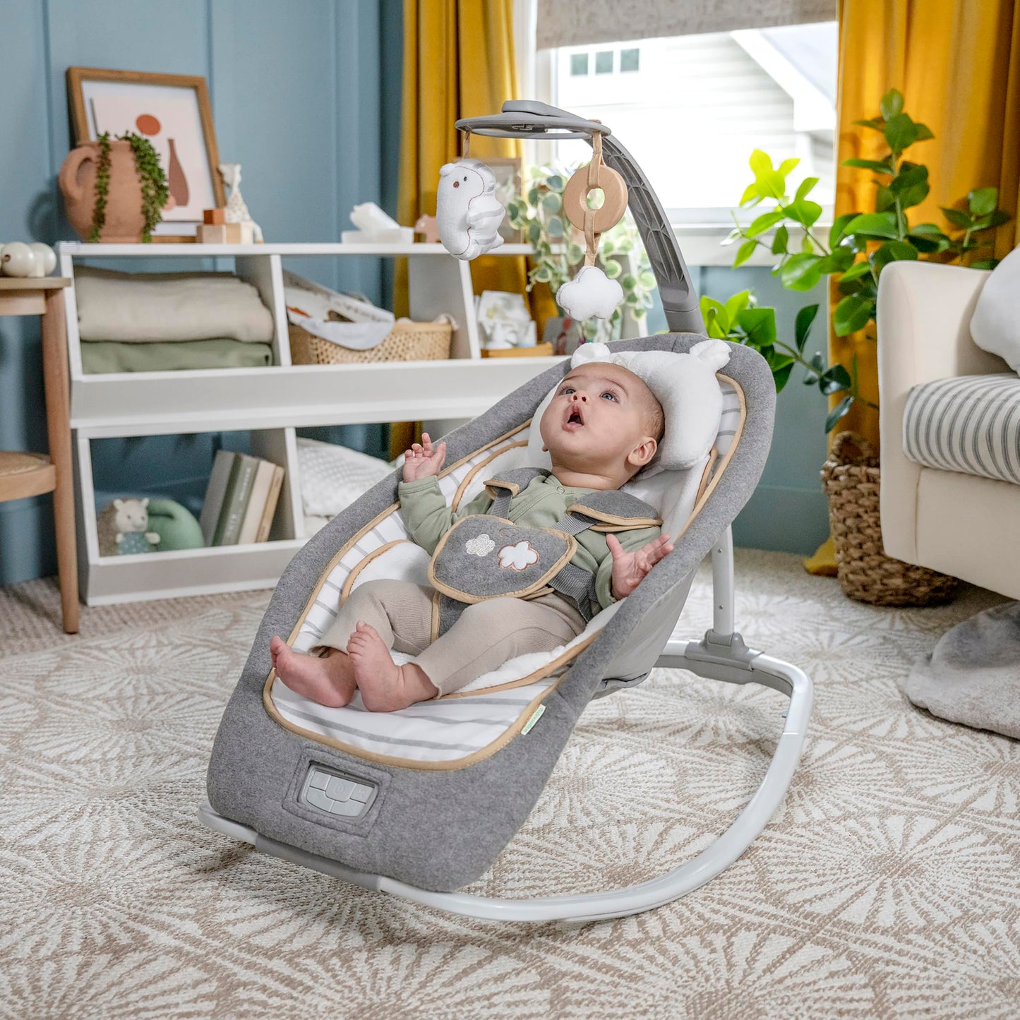 Ingenuity, Cuddle Lamb Babywippe Babyschaukel mit Schaukelfunktion und Vibrationen, Spielbogen mit 2 Plüsch Spielzeug, Musik, 4 Naturgeräuschen und Lautstärkeregler, ab Geburt bis 18 kg