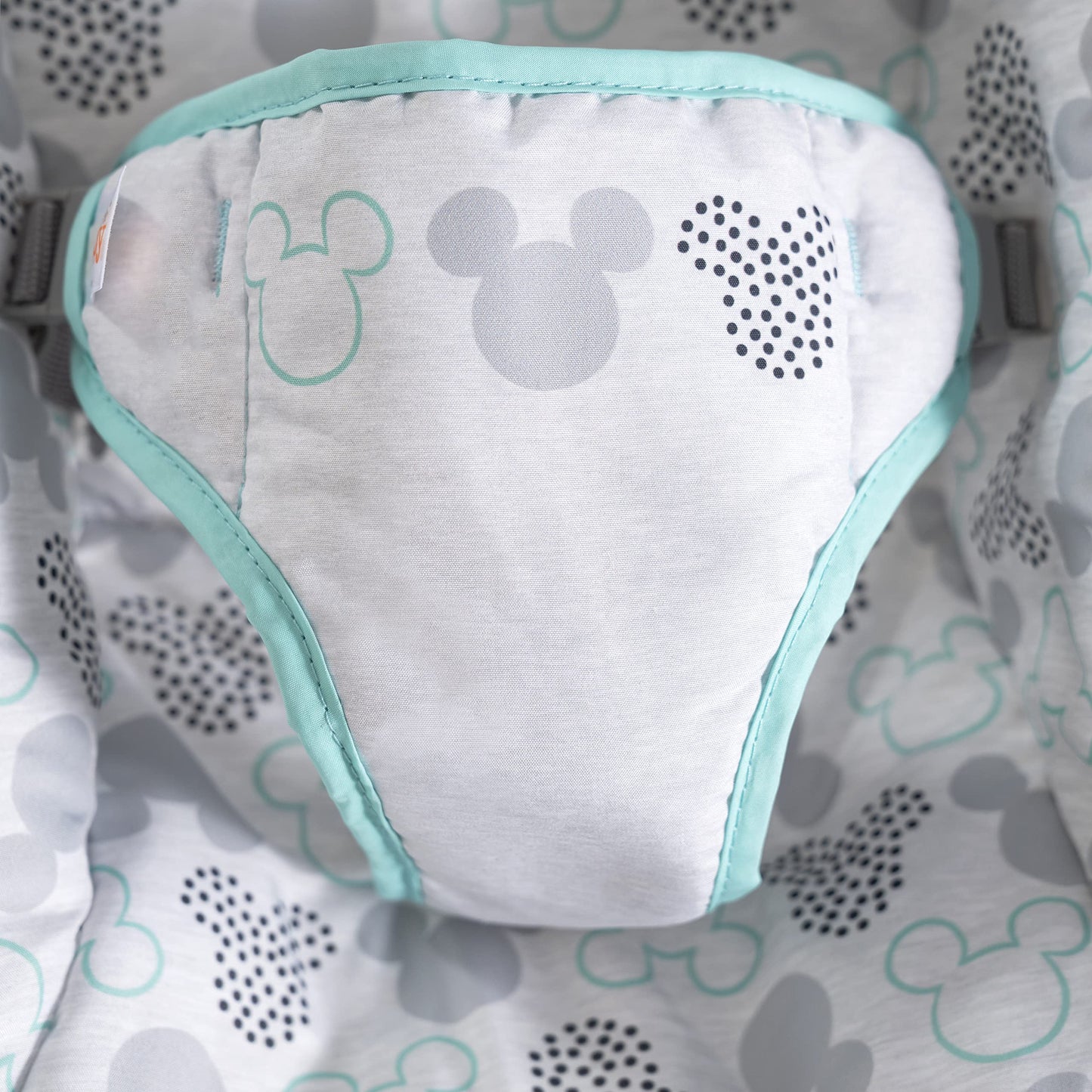 Bright Starts, Disney Baby, Winnie the Pooh Babywippe Babyschaukel mit Vibrationen, Automatischer Ausschaltfunktion, Melodien, Lautstärkeregler, Abnehmbarer Kopfstütze und Spielbogen