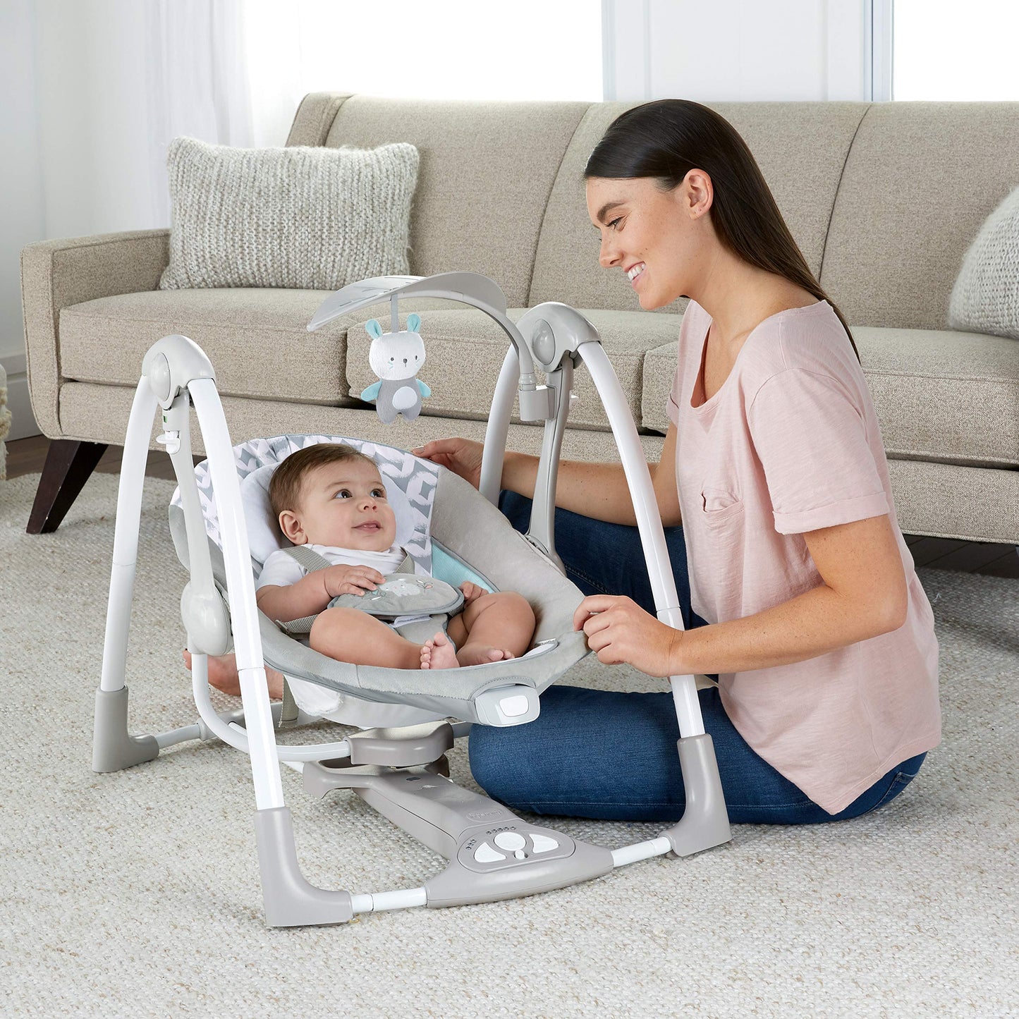 Ingenuity Hugs & Hoots zusammenklappbare & tragbare Babyschaukel, 5 Schaukelgeschwindigkeiten, 8 Melodien, 3 Naturgeräusche, Lautstärkeregulierung und Spielzeugbügel, ab der Geburt bis 9kg
