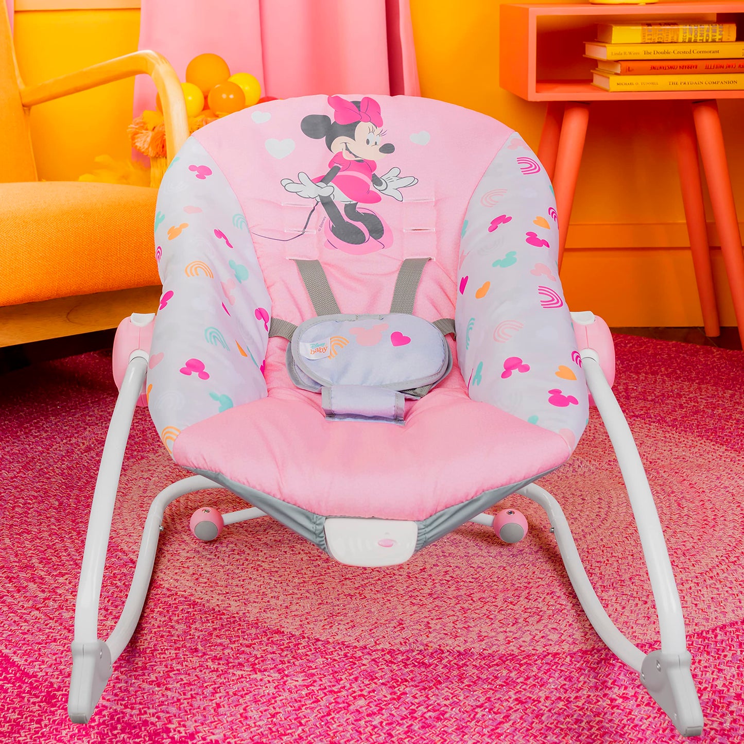 Bright Starts, Disney Baby Minnie Mouse Forever Besties, Wippe für Babies und Kleinkinder, mit beruhigenden Vibrationen, abnehmbarem Spielzeugbogen und 2 Spielzeugen, rose, 12209