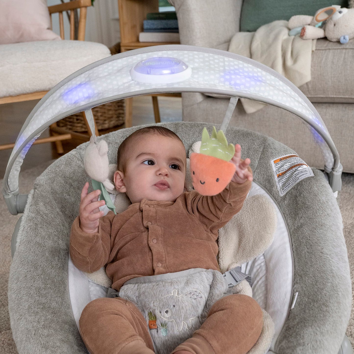 Ingenuity, InLighten Babywippe Babyschaukel mit Lichtern, Nate Bunny, Spielzeugleiste, Vibrationen, Geräuschen, Tummy Time Kissenmatte, bis zu 20 lbs, Neugeborenes+