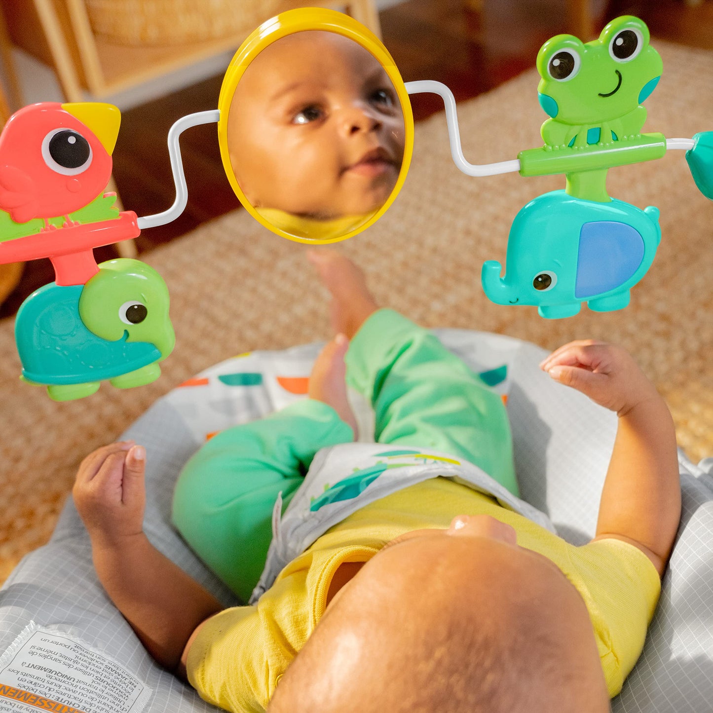 Bright Starts, Babywippe Babyschaukel Safari Fun mit Beruhigenden Vibrationen, Spielbogen mit 2 Spielzeugen, 3-Punkte-Gurt Sitz, Maschinenwaschbares Sitzpolster, ab der Geburt bis 9kg