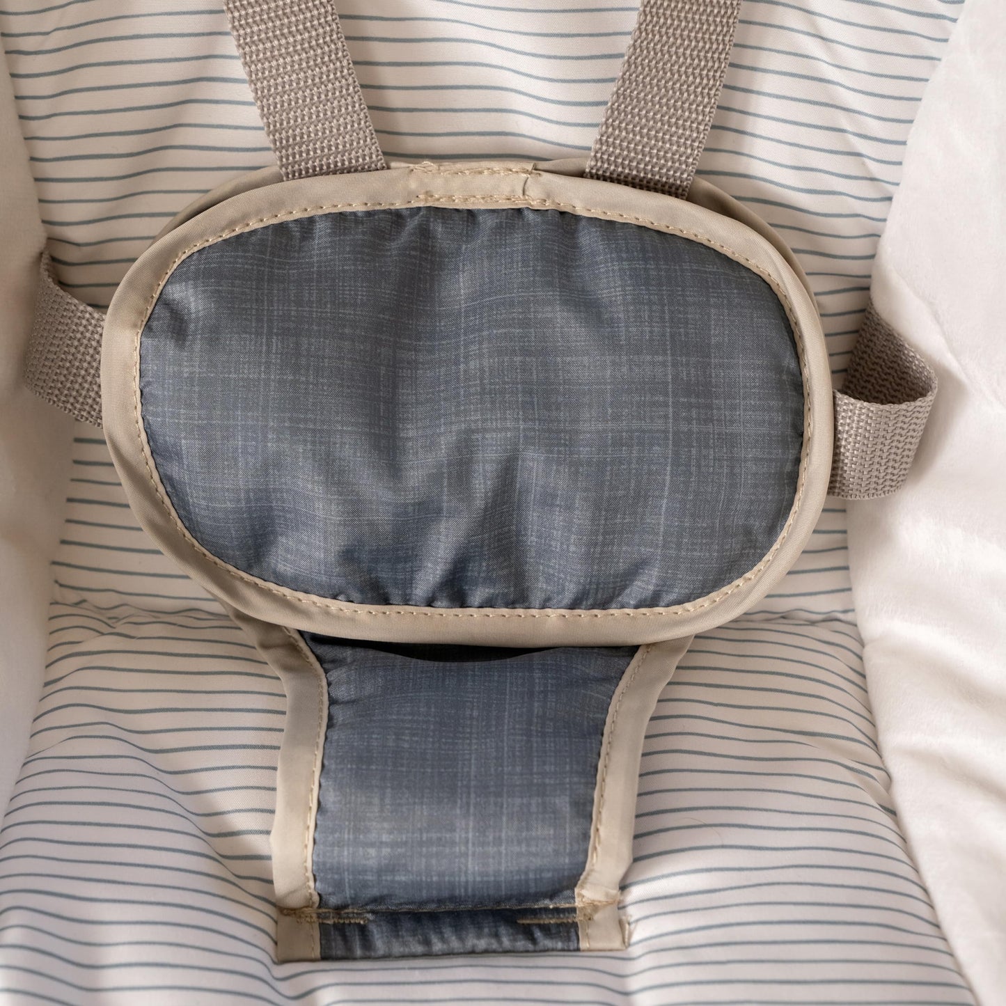 Ingenuity Hugs & Hoots zusammenklappbare & tragbare Babyschaukel, 5 Schaukelgeschwindigkeiten, 8 Melodien, 3 Naturgeräusche, Lautstärkeregulierung und Spielzeugbügel, ab der Geburt bis 9kg