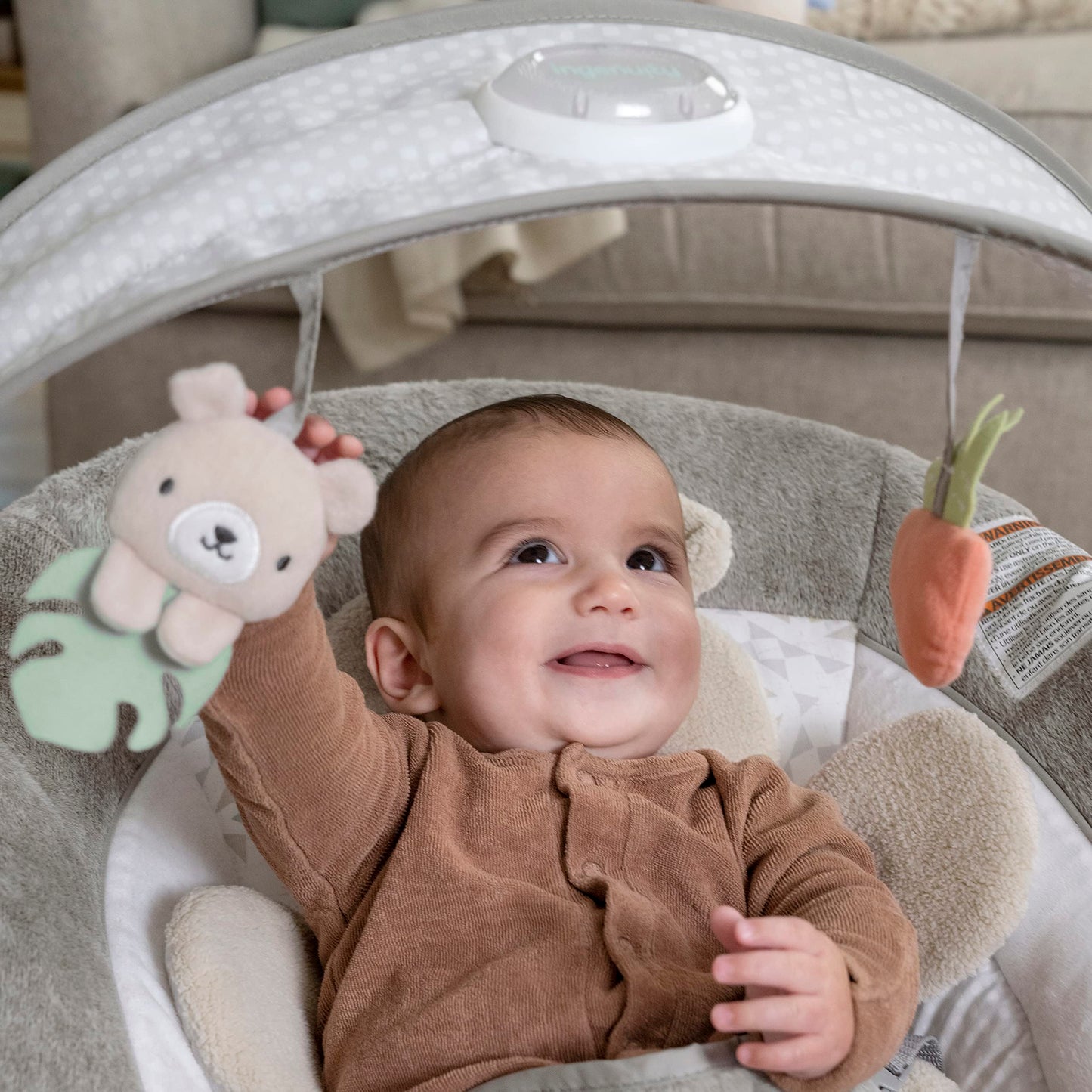 Ingenuity, InLighten Babywippe Babyschaukel mit Lichtern, Nate Bunny, Spielzeugleiste, Vibrationen, Geräuschen, Tummy Time Kissenmatte, bis zu 20 lbs, Neugeborenes+