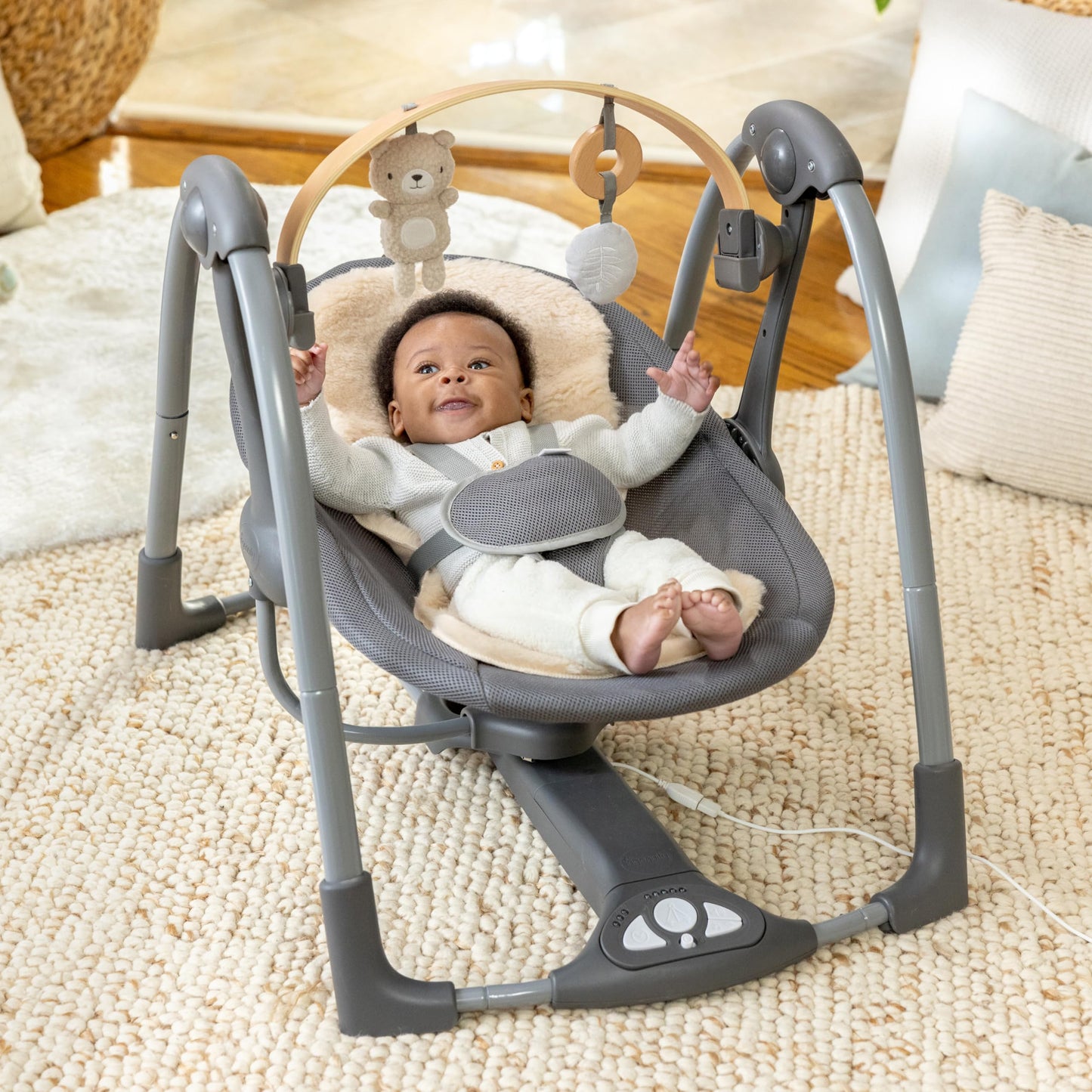 Ingenuity Hugs & Hoots zusammenklappbare & tragbare Babyschaukel, 5 Schaukelgeschwindigkeiten, 8 Melodien, 3 Naturgeräusche, Lautstärkeregulierung und Spielzeugbügel, ab der Geburt bis 9kg