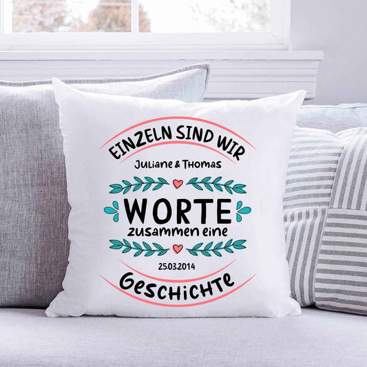 Bedrucktes Kissen mit Motiv Einzeln sind wir Worte zusammen eine Geschichte